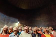 Damer som ser opp, de står inne i en silo