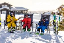 Kids taking a break from skiing. Barn i slalåmbakken, de har pause og drikker kakao.