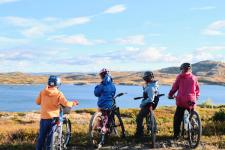 Barn på sykkeltur i norsk natur