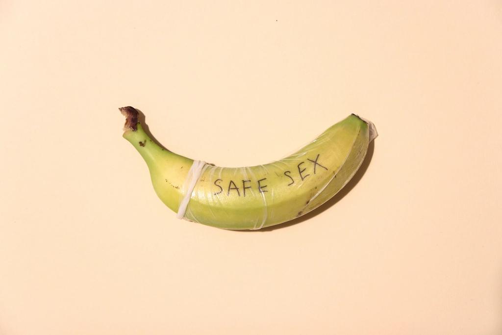 banan med kondom og teksten 