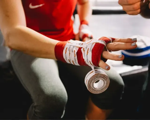 Persona utilizando vendas y protectores deportivos