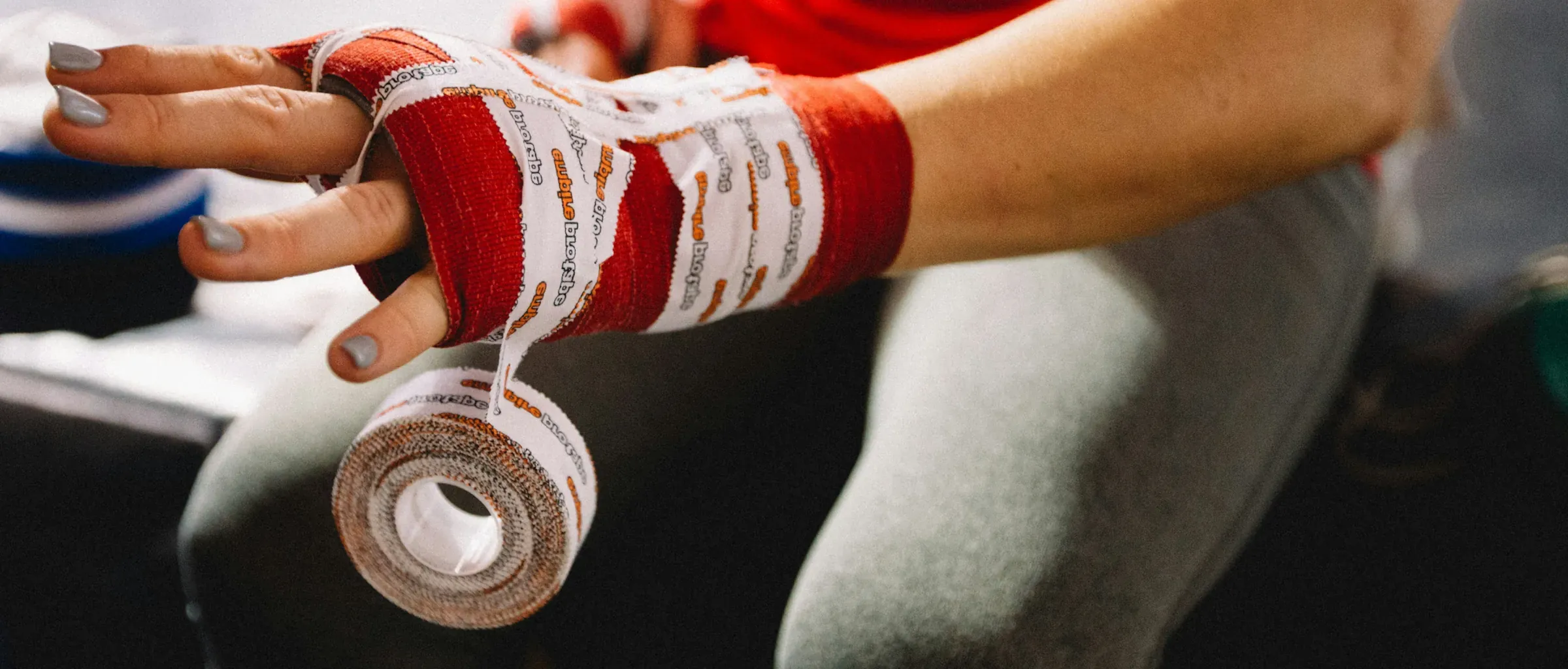 Persona utilizando vendas y protectores deportivos
