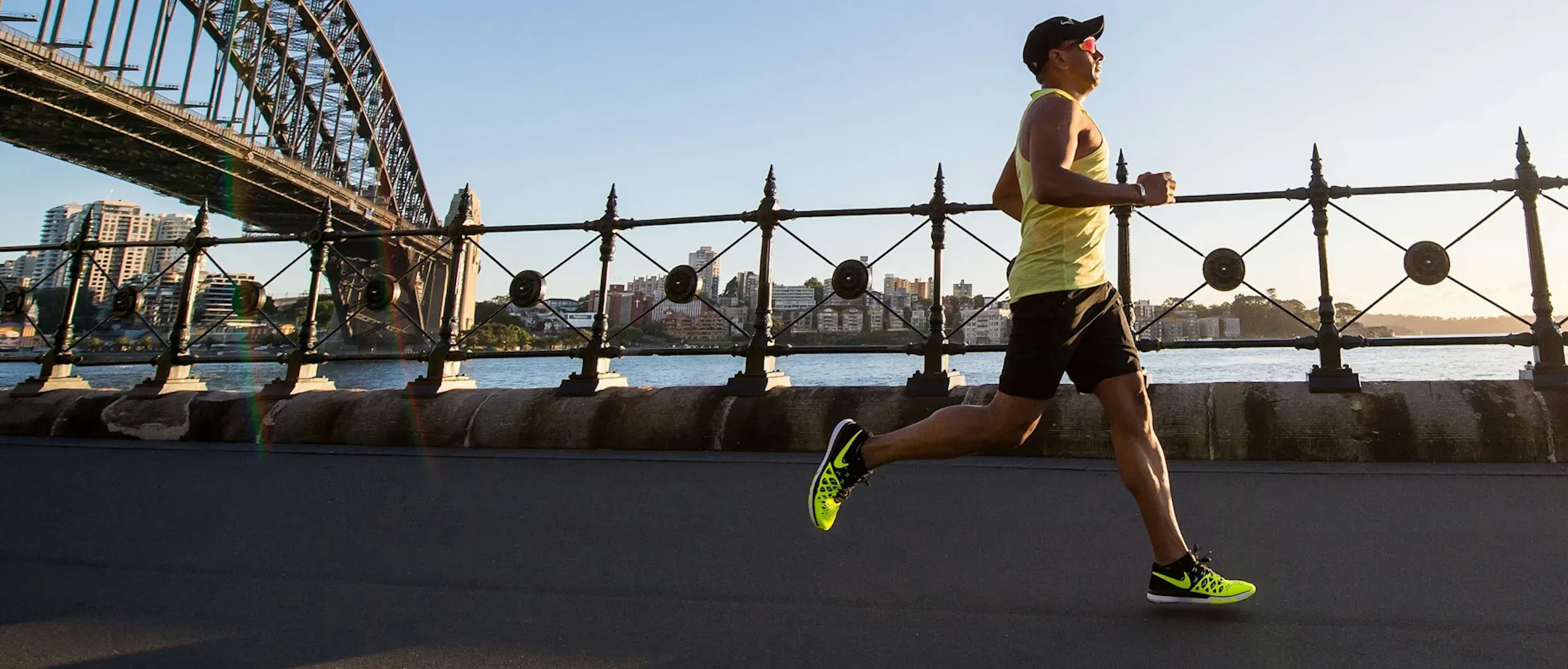 Hombre haciendo ejercicio al aire libre