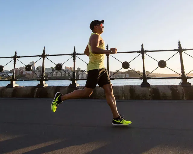 Hombre haciendo ejercicio al aire libre