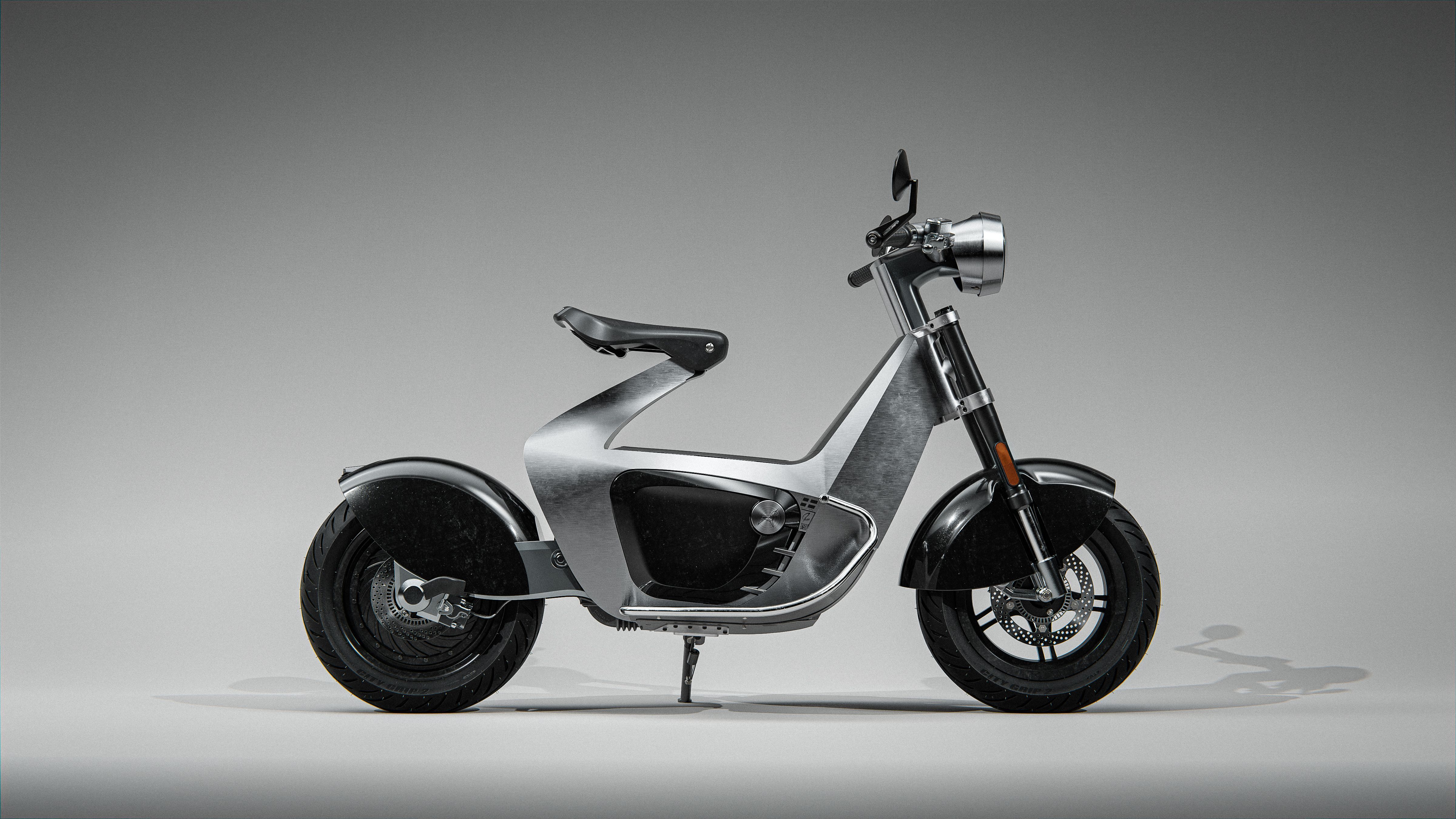 Scooter elétrico moderno exibido em um estúdio.