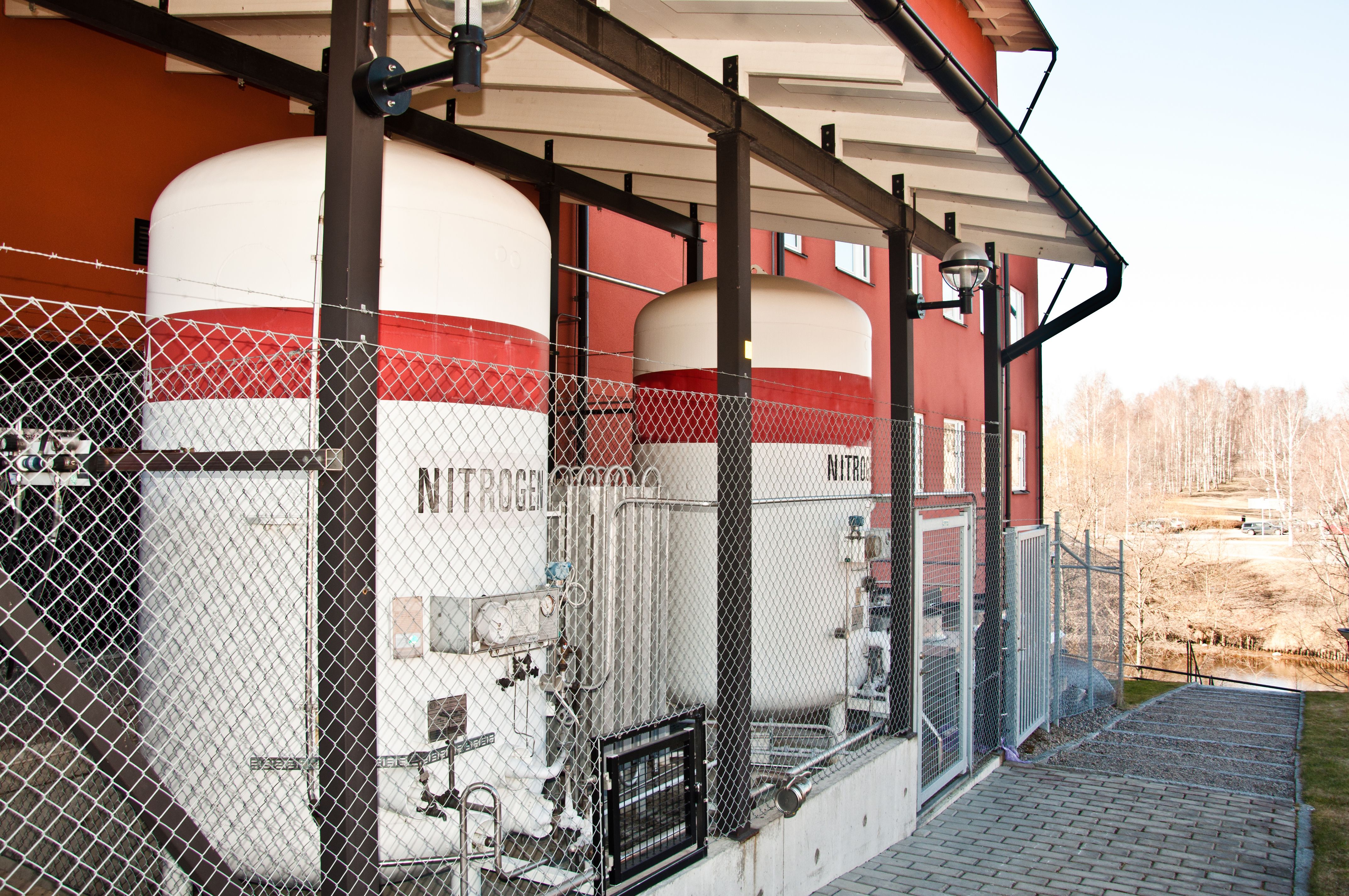 Hydrogen gas tubes behind a fens