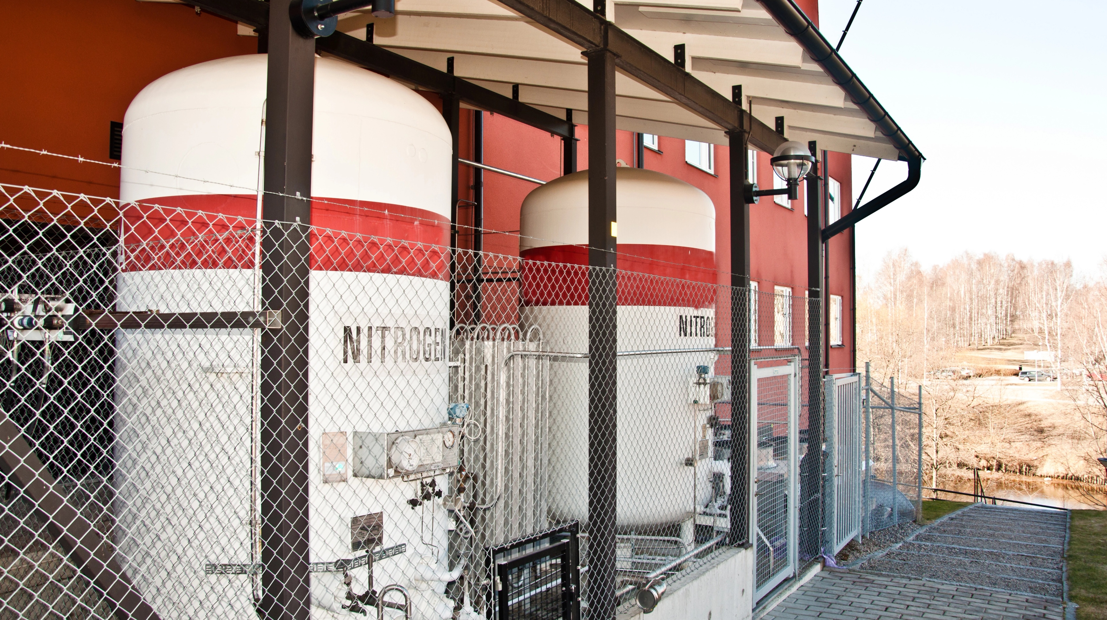 Hydrogen gas tubes behind a fens
