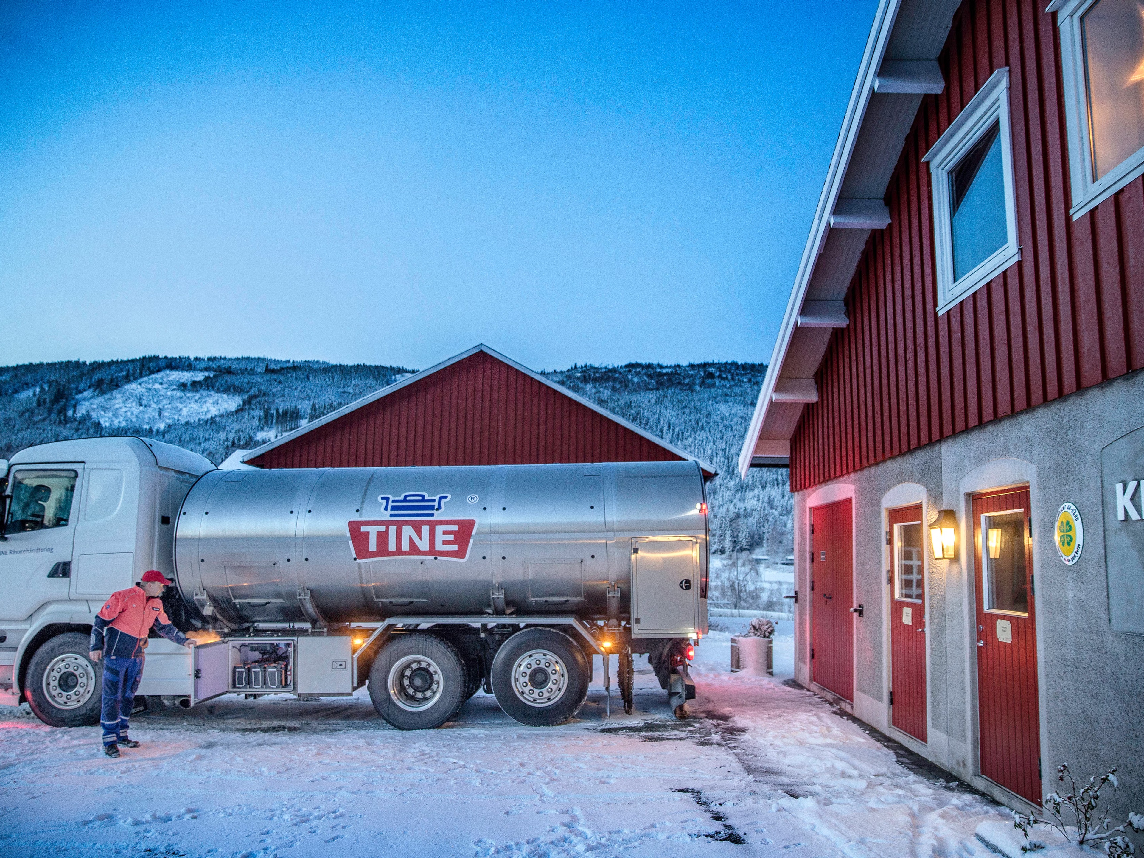 A truck with Tine outside during winter