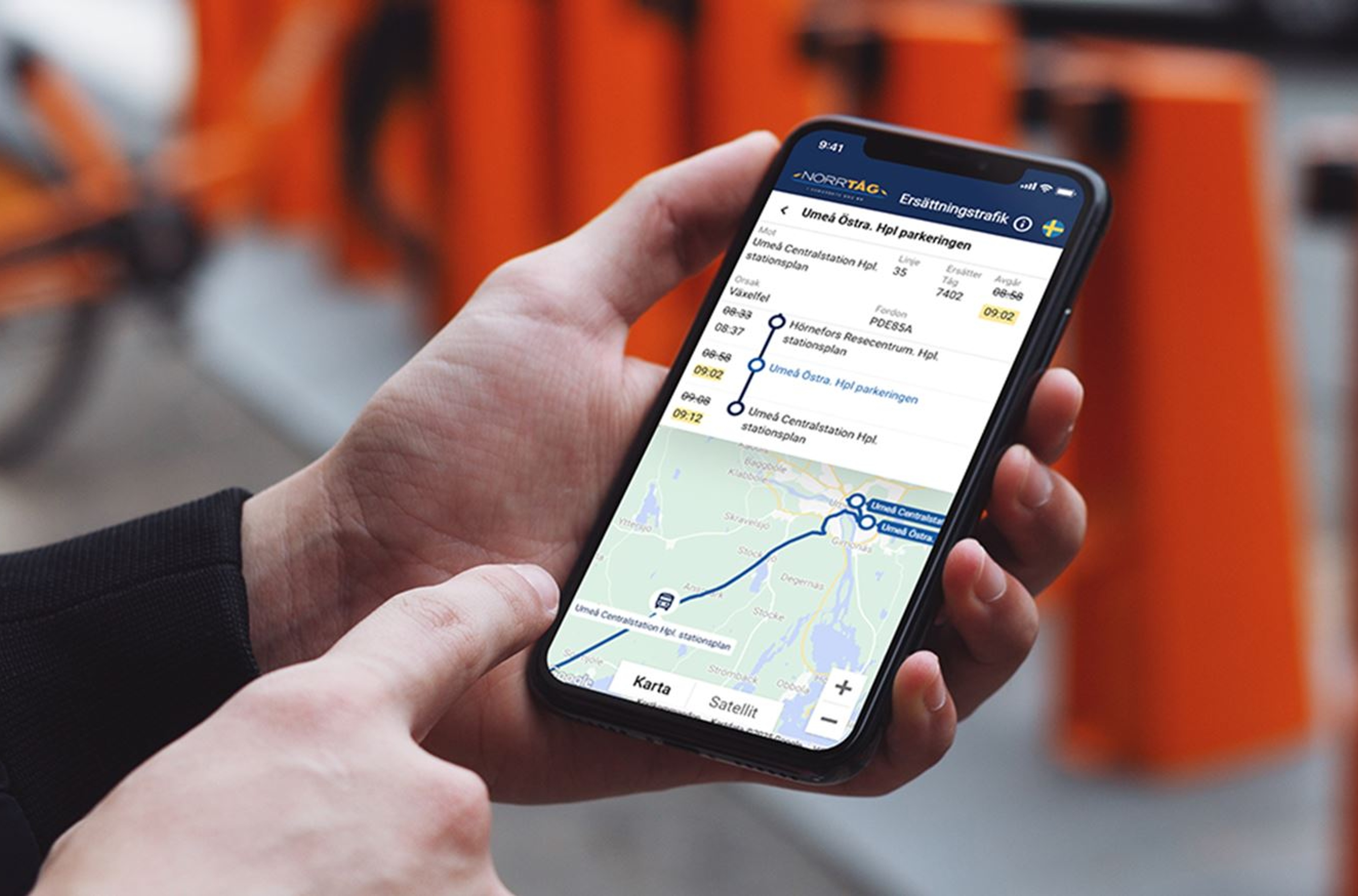 Uma pessoa segurando um celular e olhando para um mapa de viagem