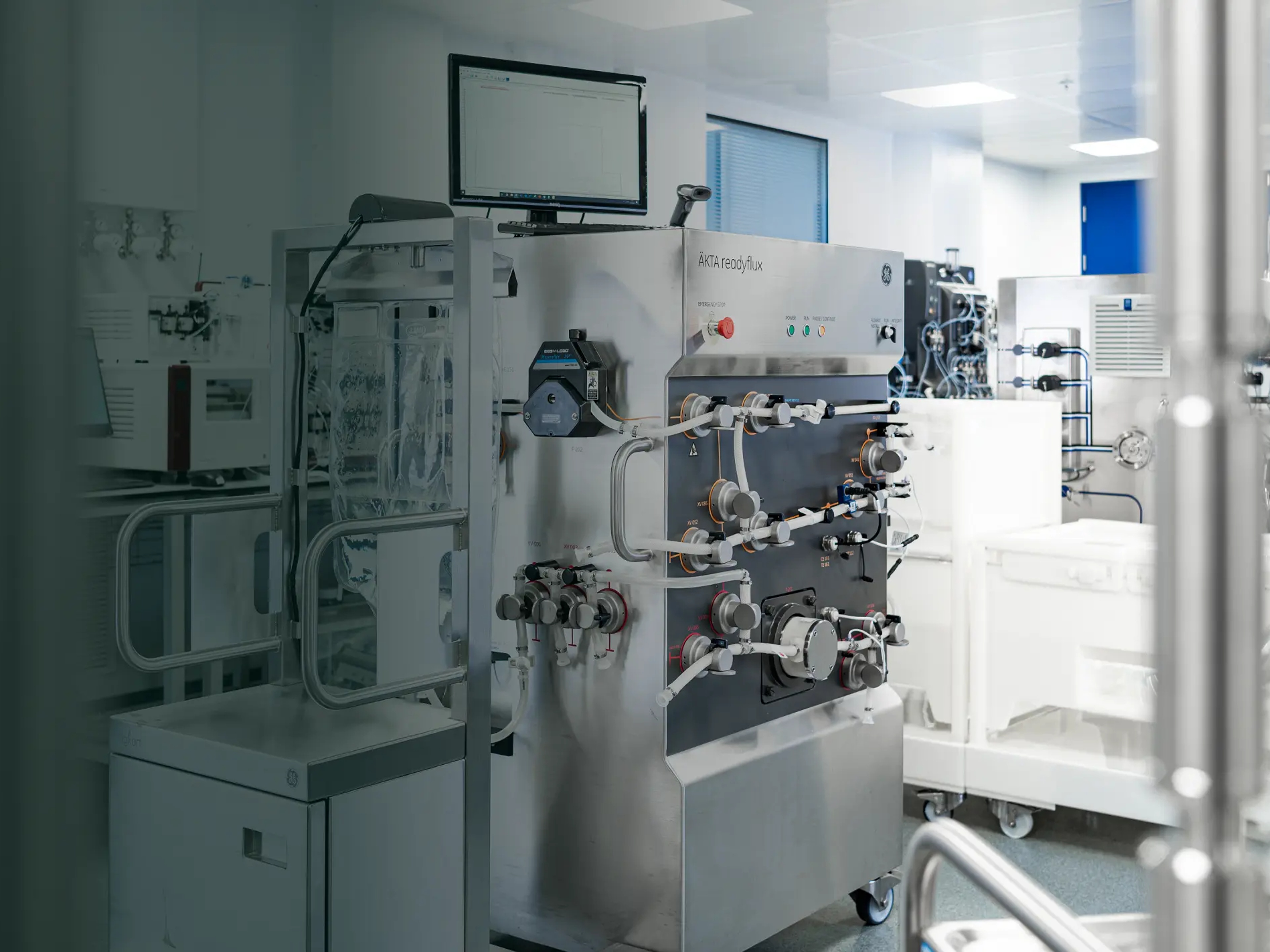 Image of a clinical room with the Cytiva products