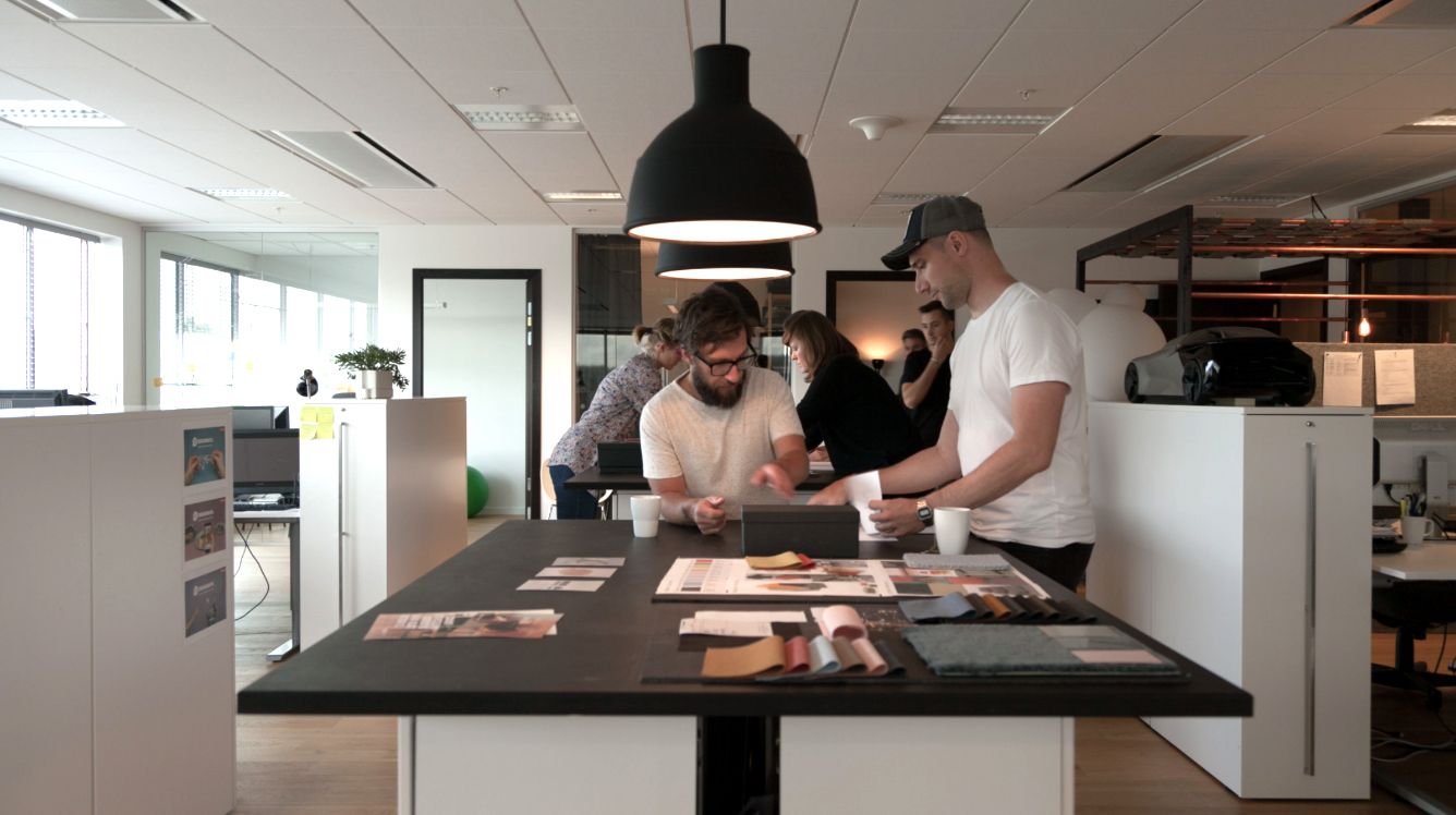 Två personer står vid ett bord och kollar på testprover.