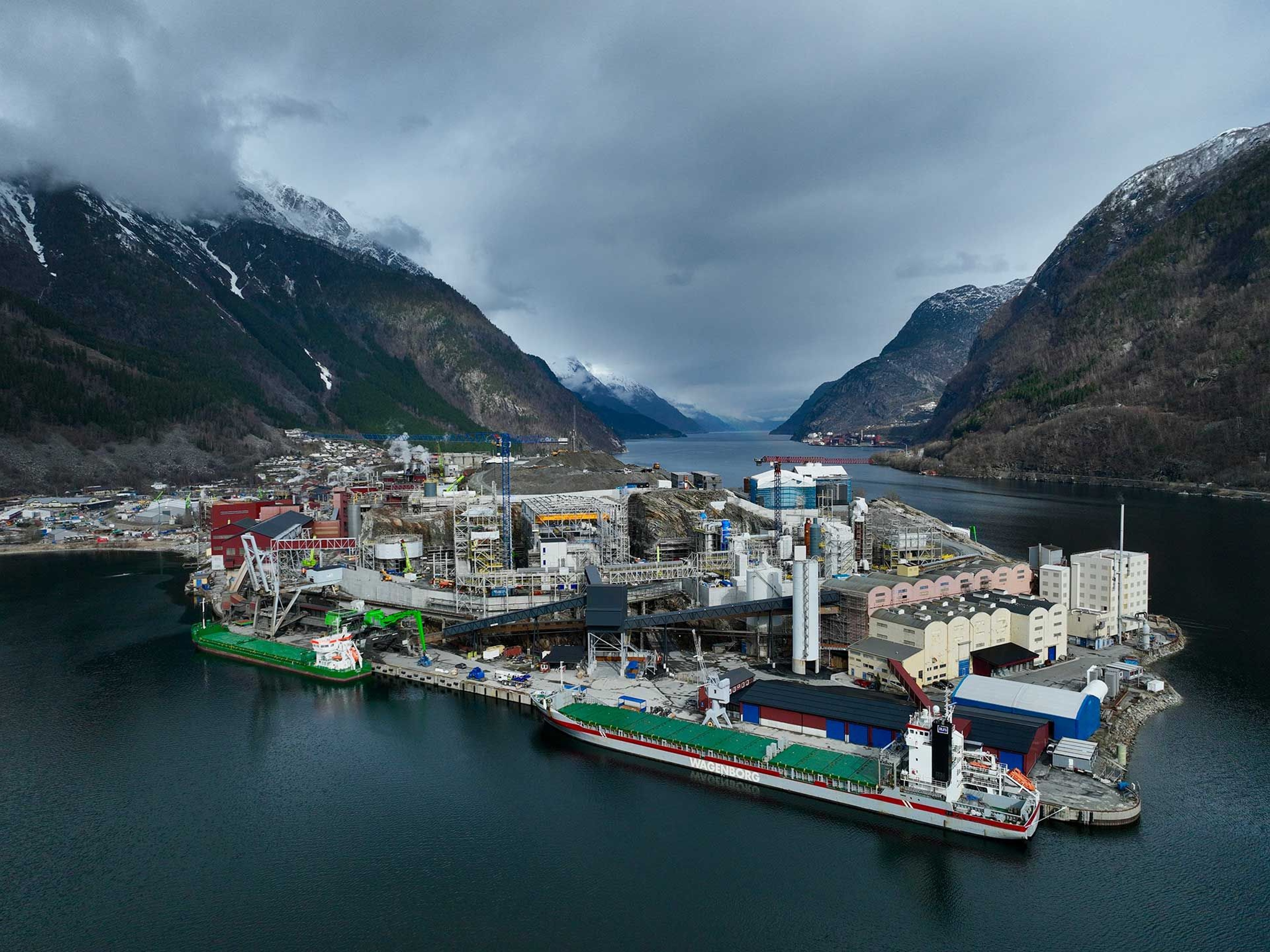 Flygfoto över industrin i fjordarna