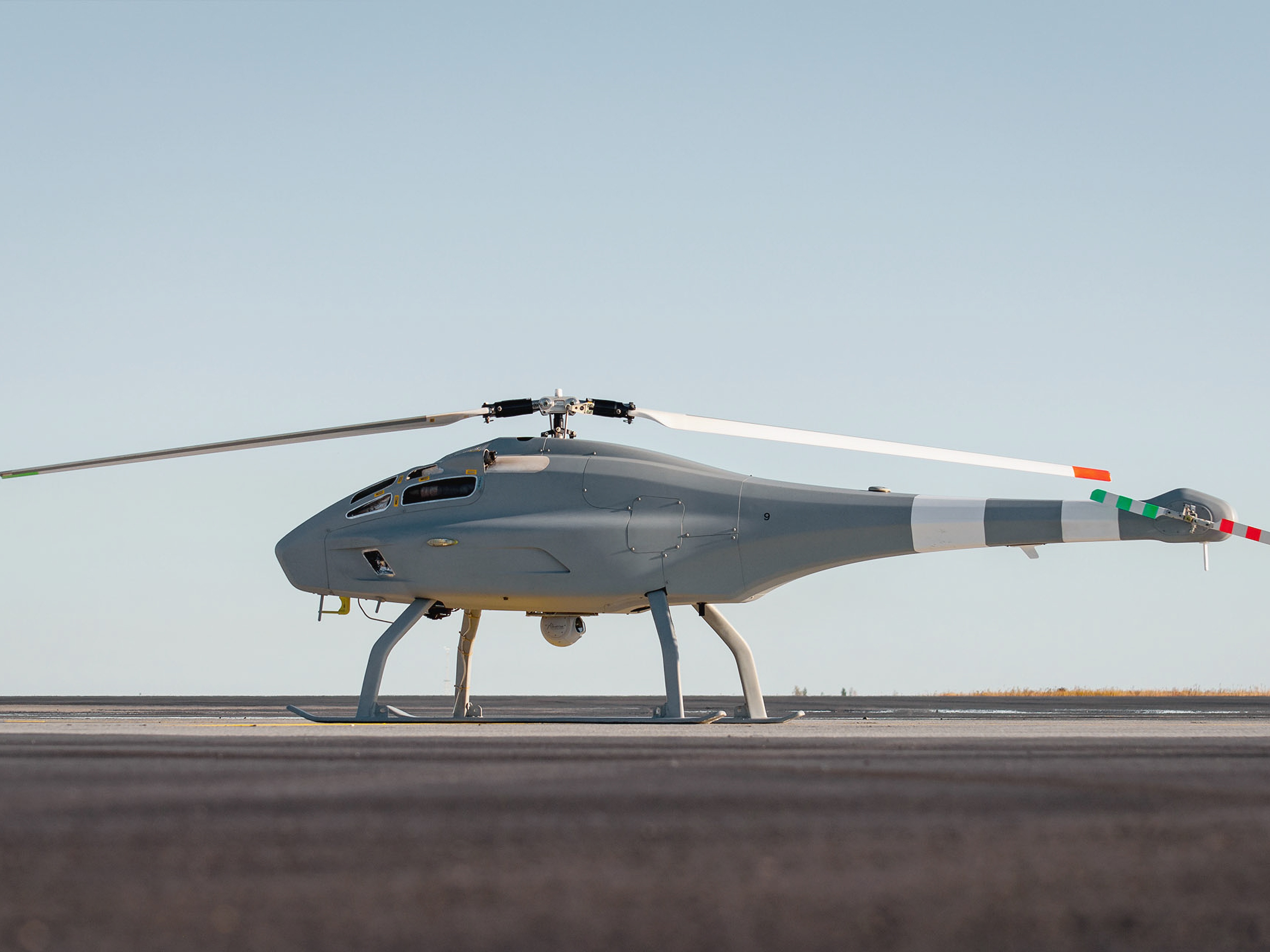 Obemannad helikopterdrönare placerad på en landningsbana.
