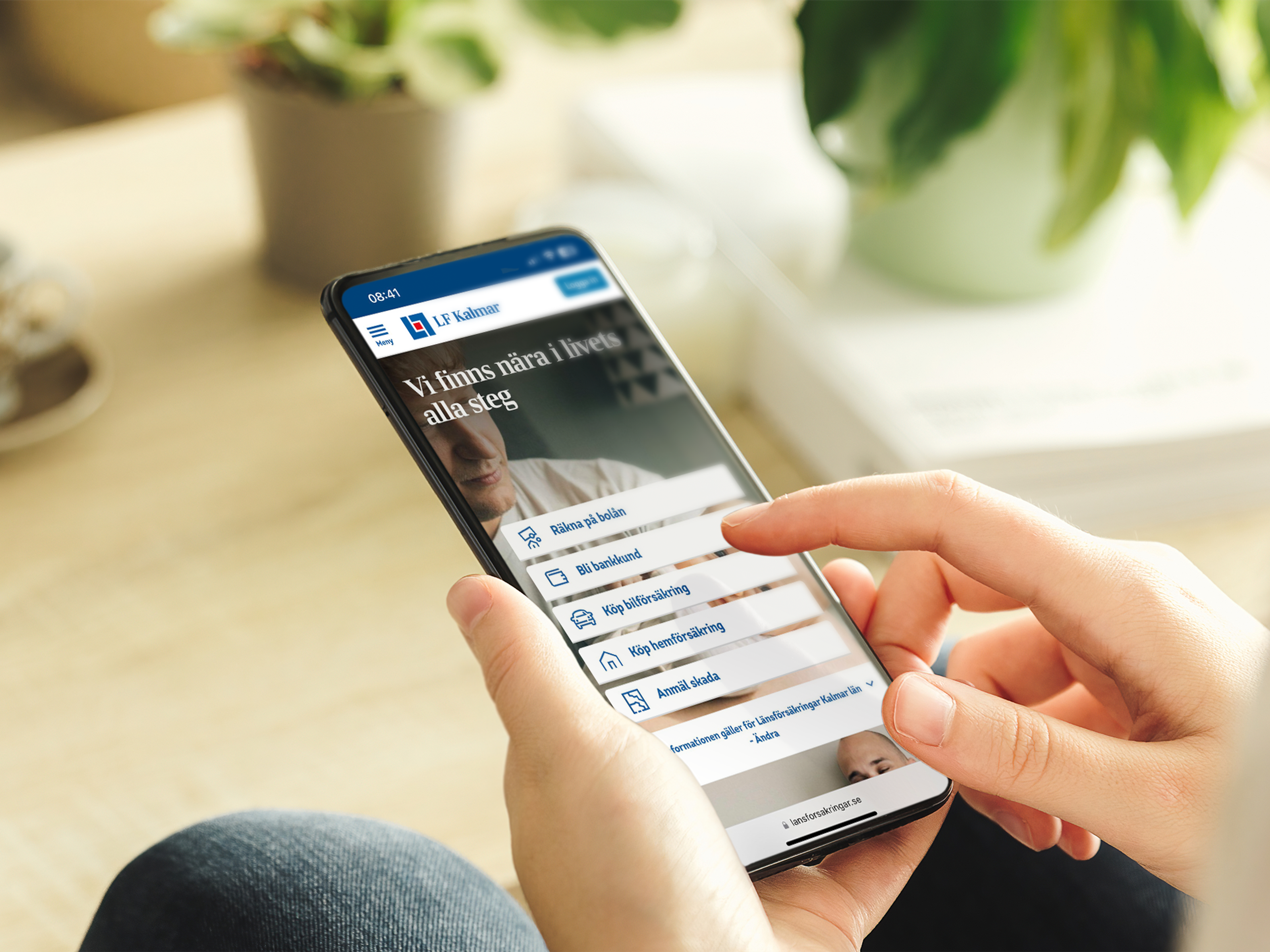 En kvinna som arbetar på en telefon