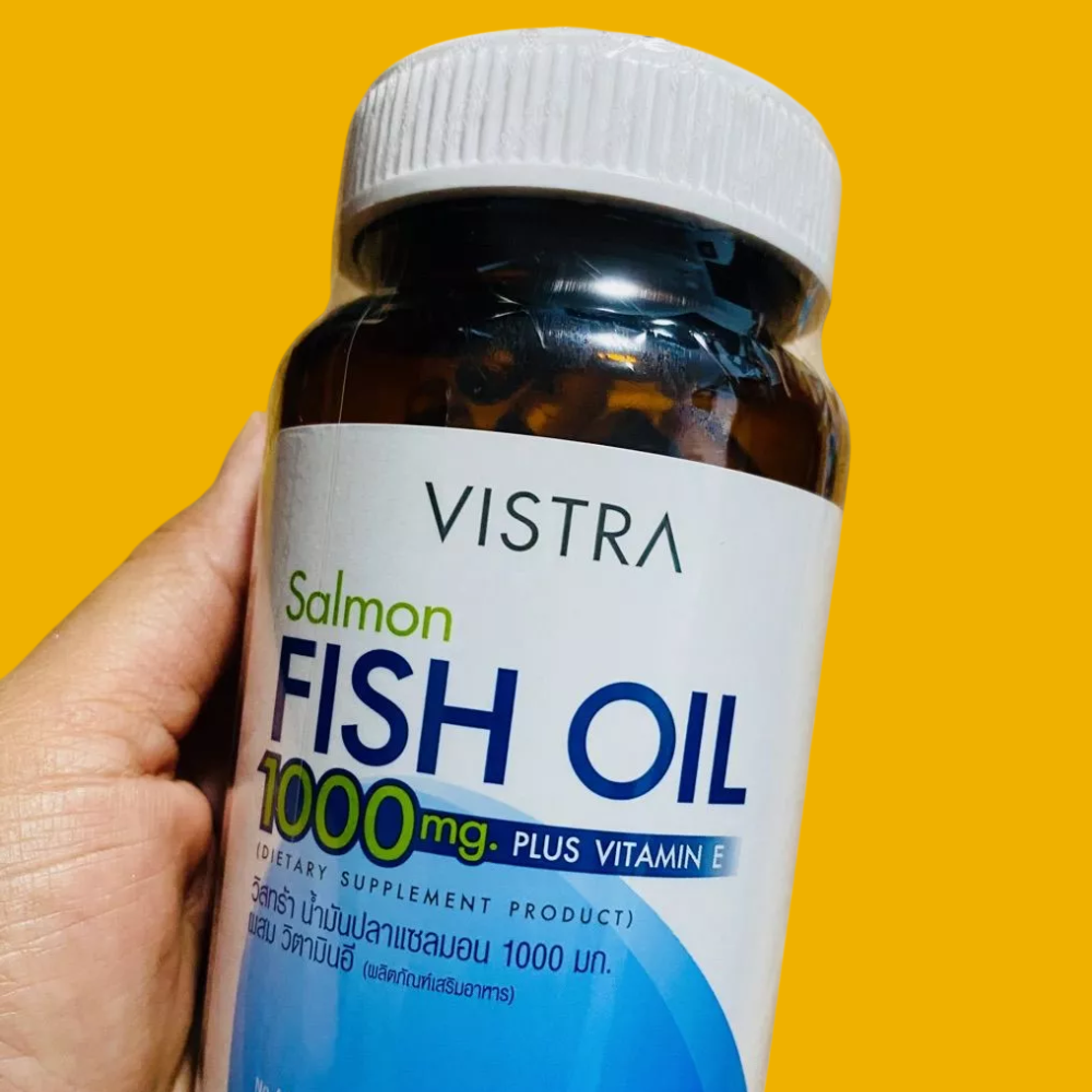 รูปผลิตภัณฑ์ VISTRA ODORLESS FISH OIL 1000mg ในมือ