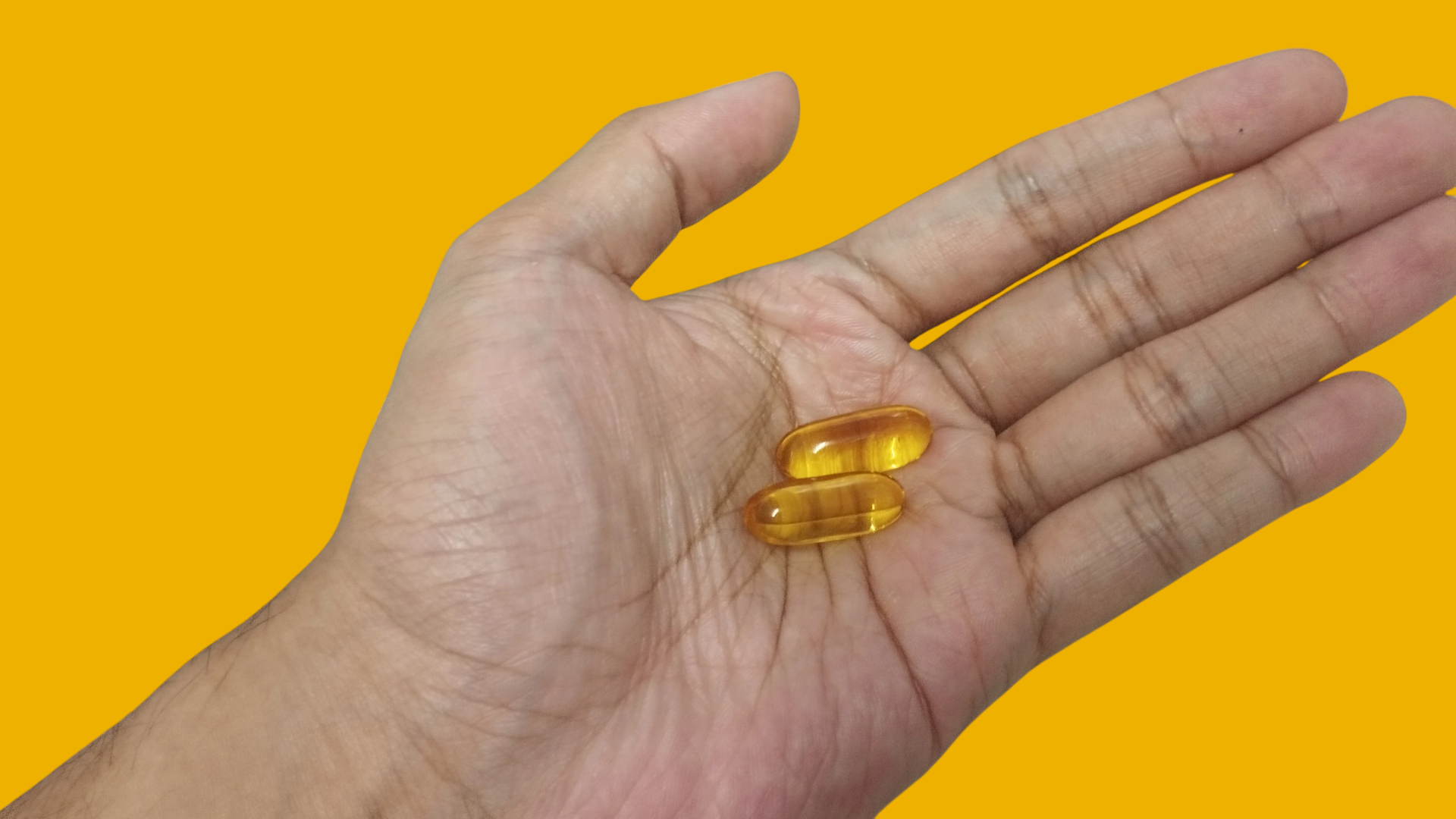 รูปแคปซูลน้ำมันปลา Blackmores Fish Oil 1000mg ในมือ