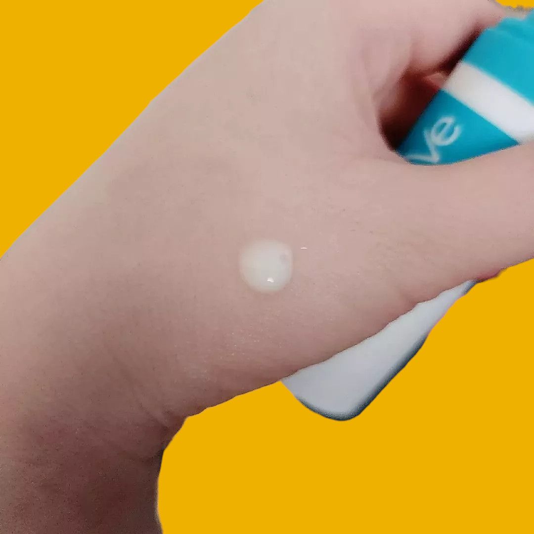 รูปเนื้อครีม เซราวี CERAVE Resurfacing Retinol Serum บนใบมือ