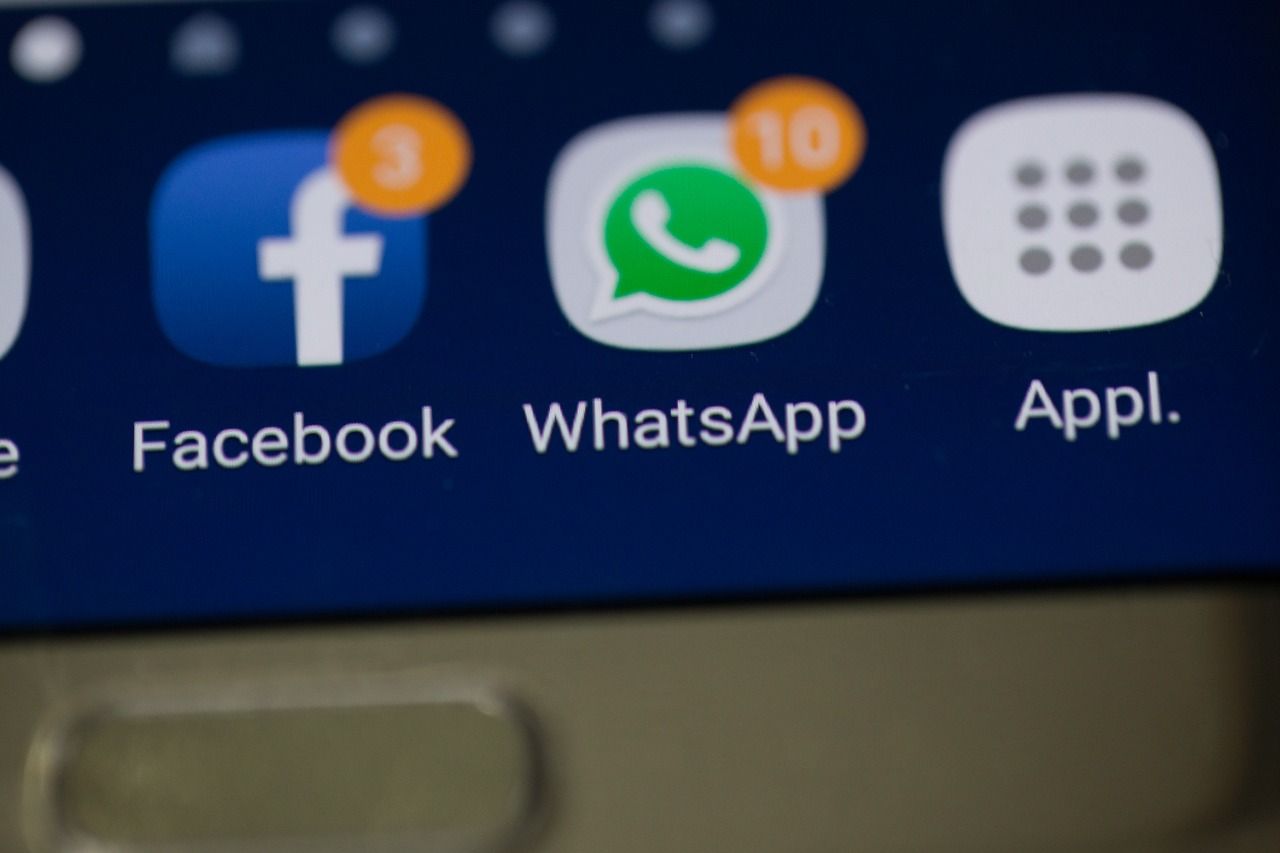 Facebook and WhatsApp apps - notifications - The Distance