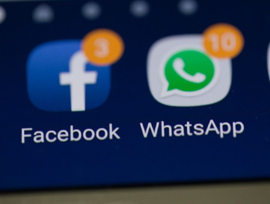 Facebook and WhatsApp apps - notifications - The Distance