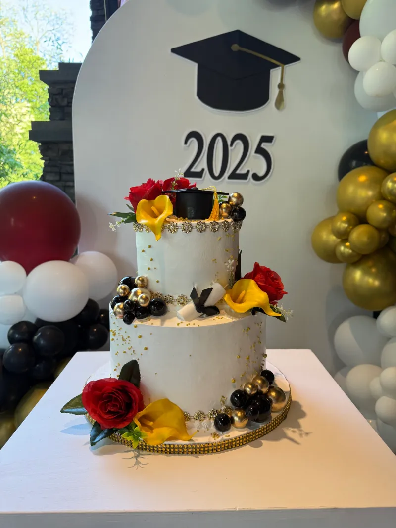 L Class of 2025 Graduation Cake