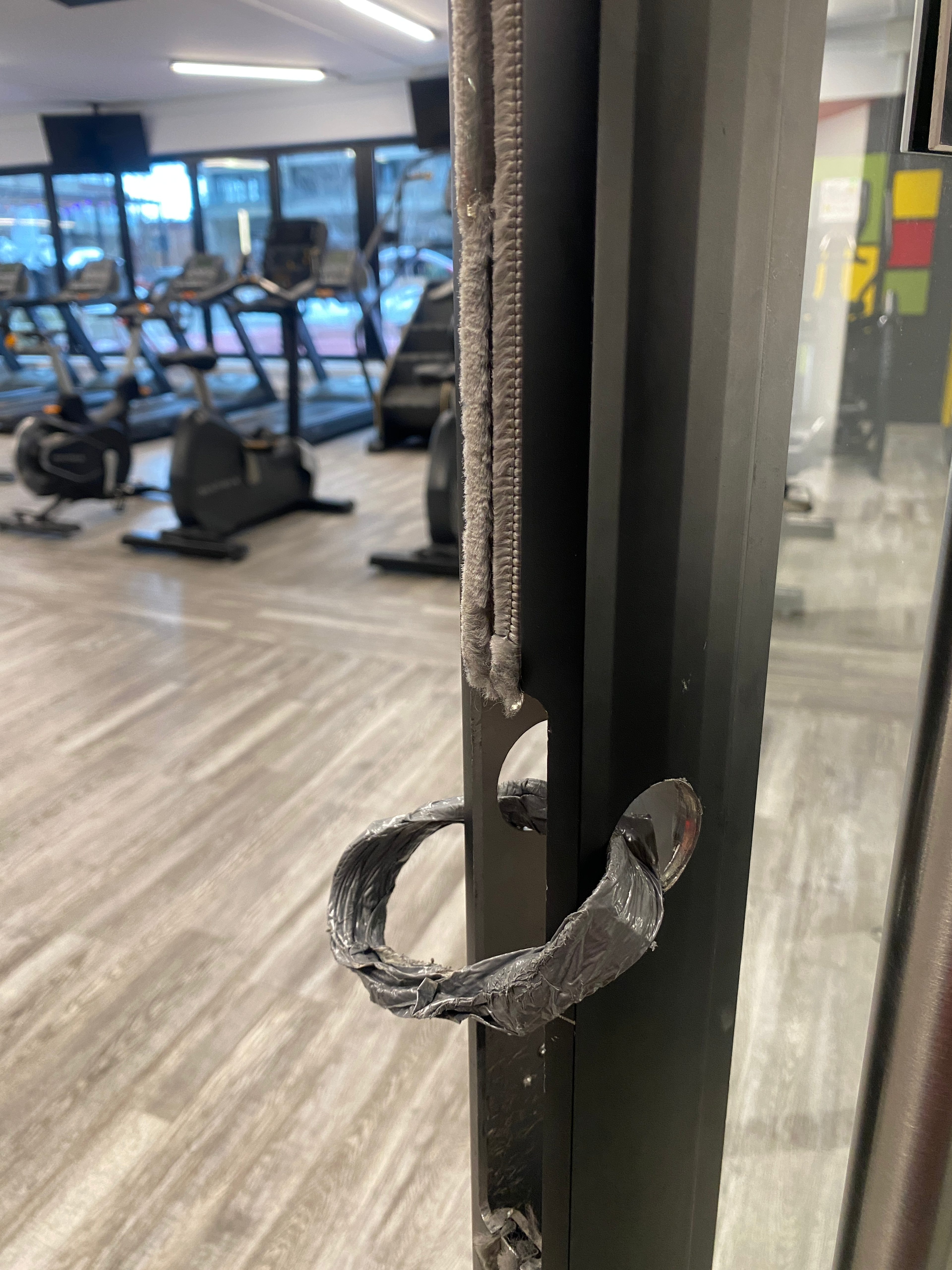 Porte du Gym brisée