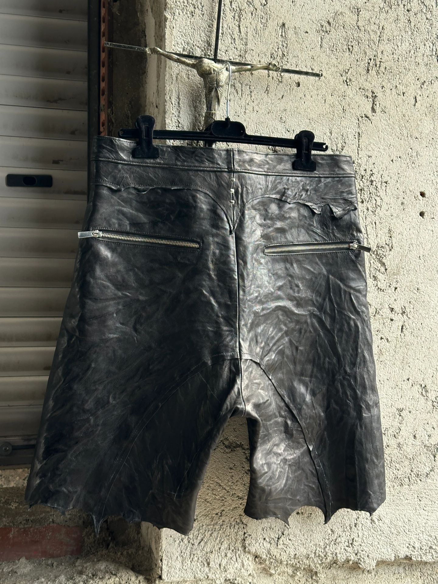 I pantaloncini appesi, di tre quarti, con l'orlo tagliato vivo.