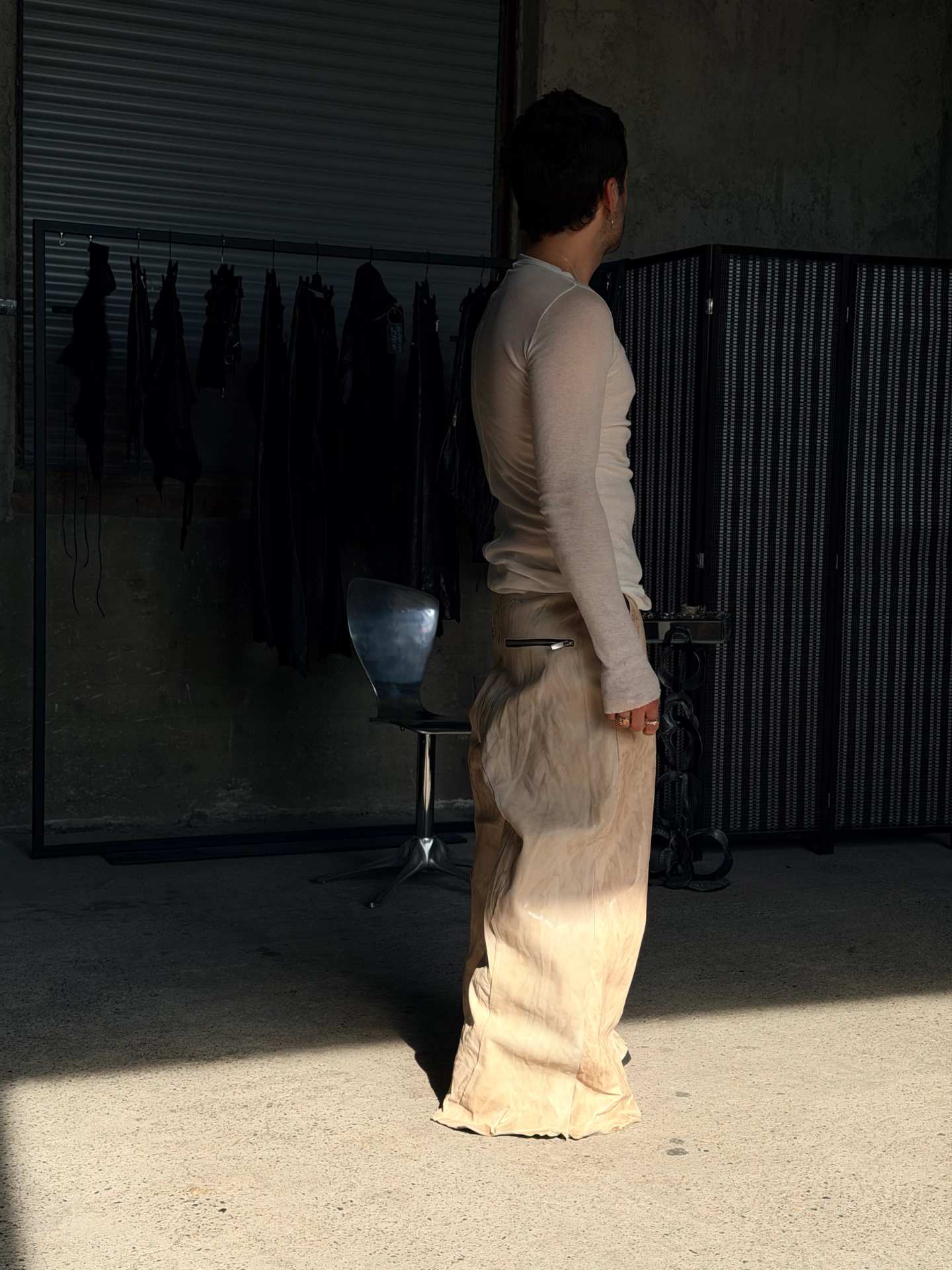 Gli stessi pantaloni chiari visti di profilo, nel laboratorio.