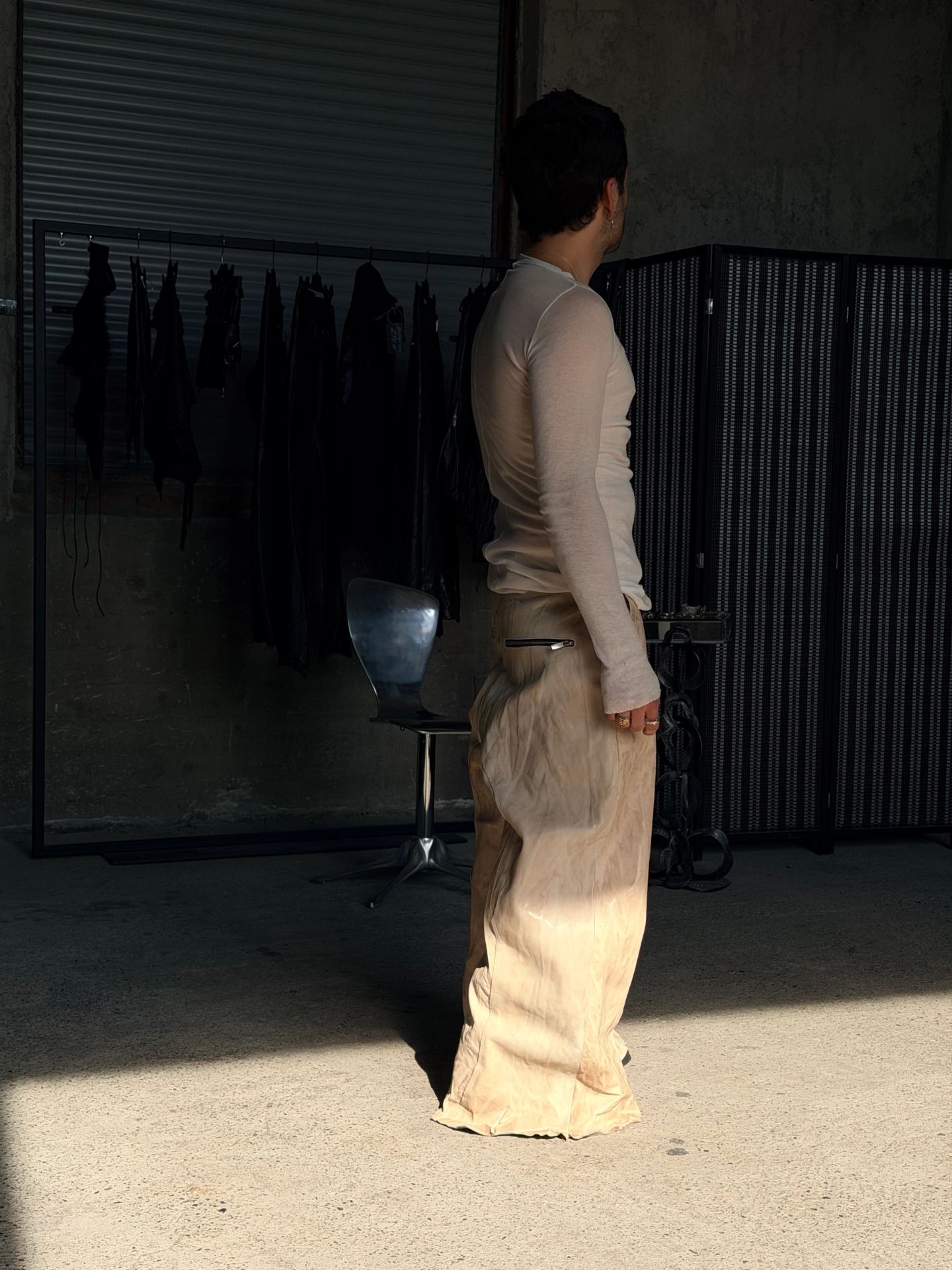 Gli stessi pantaloni chiari visti di profilo, nel laboratorio.
