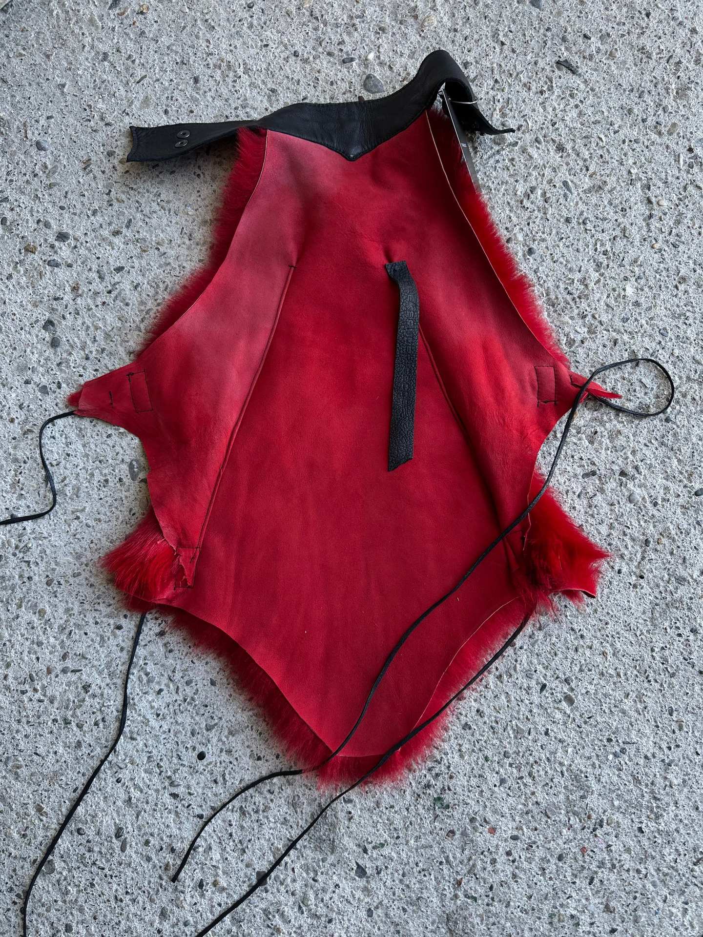L'interno del top rosso, con la fodera in pelle e i lacci.