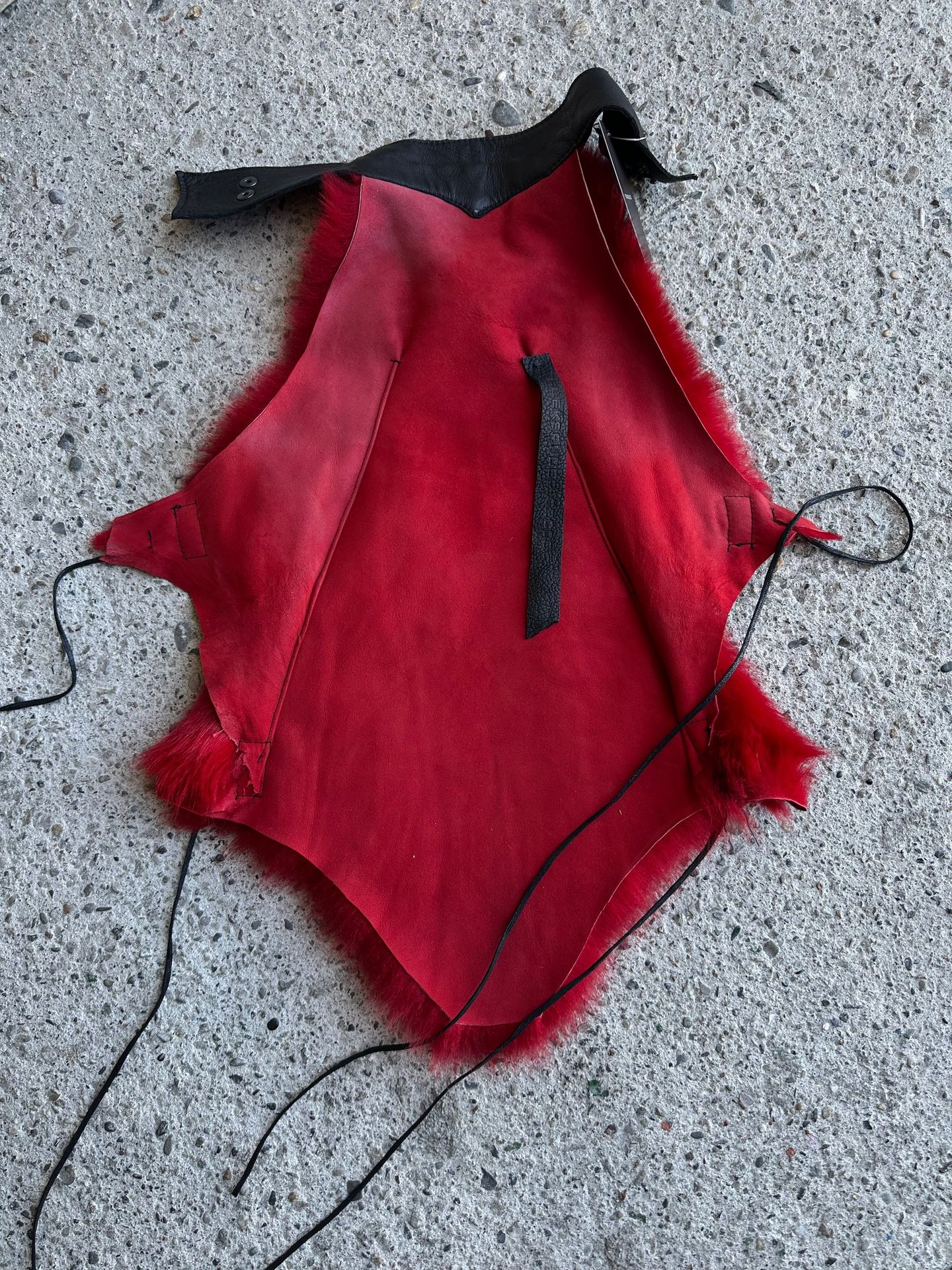 L'interno del top rosso, con la fodera in pelle e i lacci.