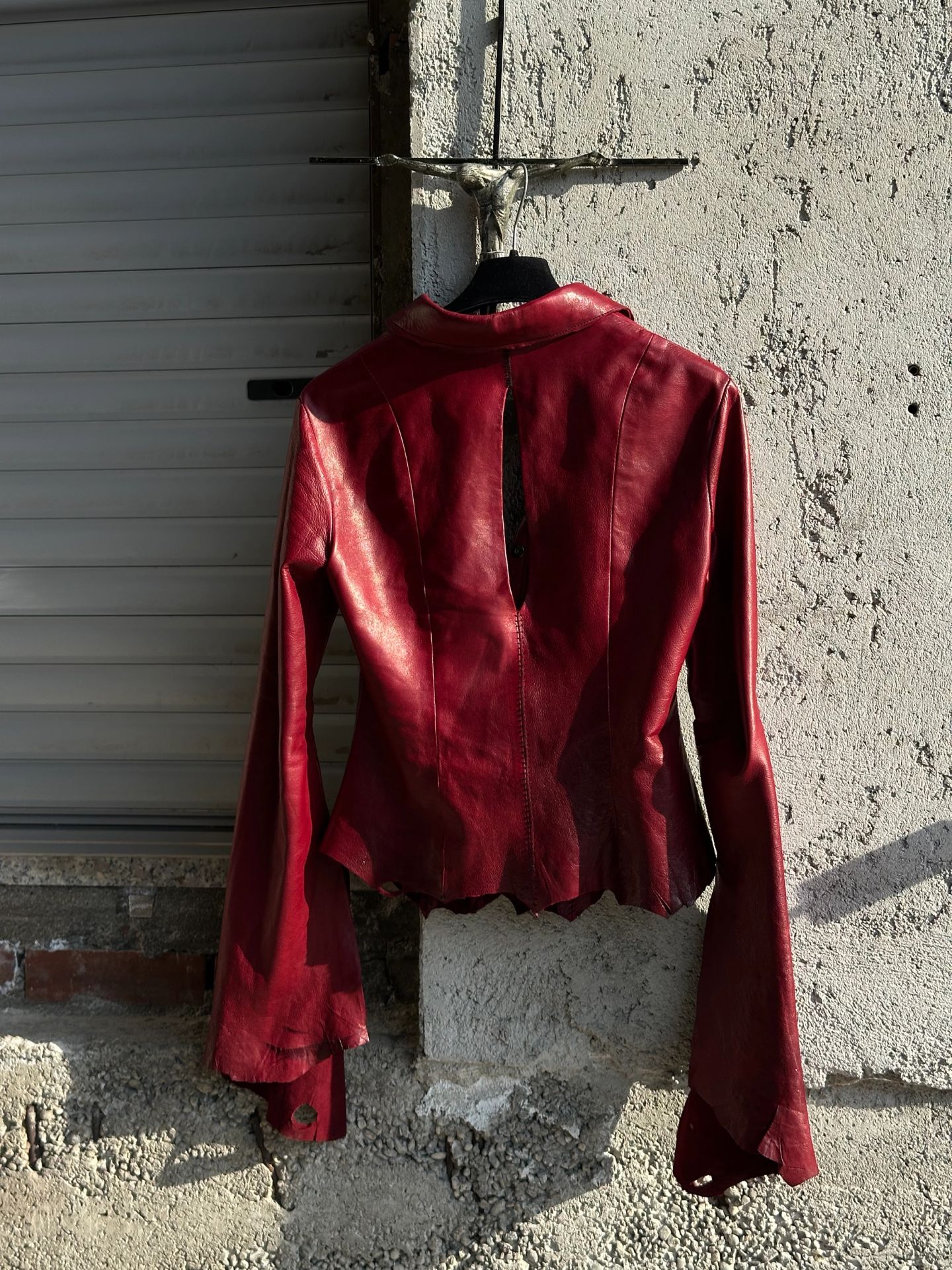 Il retro della camicia rossa, con l'apertura a mandorla fra le scapole.