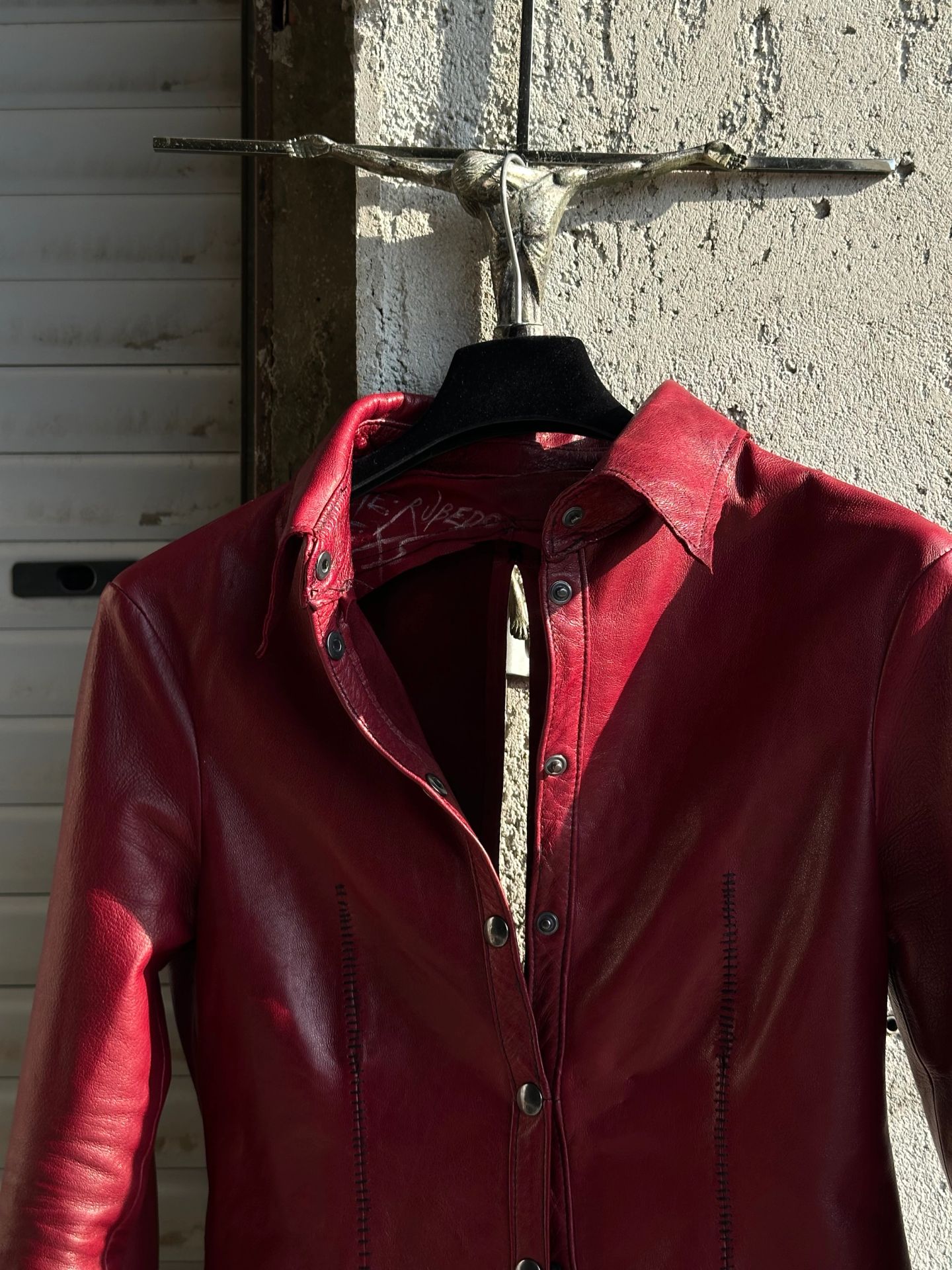 La camicia rossa su un manichino, vista ravvicinata.