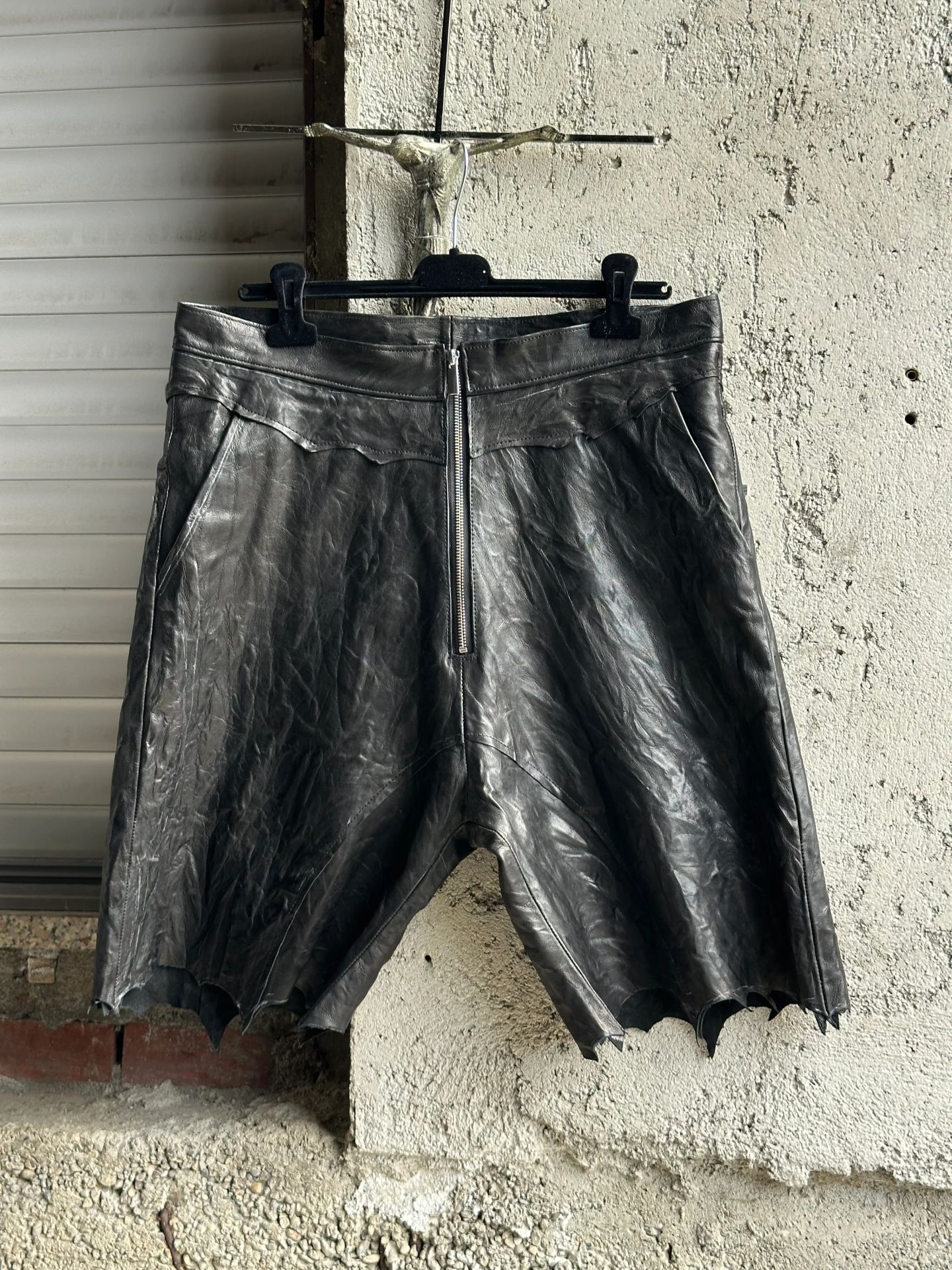 I pantaloncini appesi, inquadratura più stretta sulla cintura.