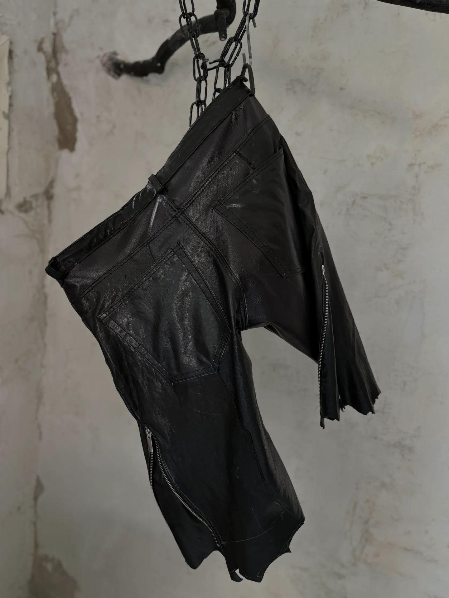 Gli stessi pantaloncini appesi, visti da davanti.