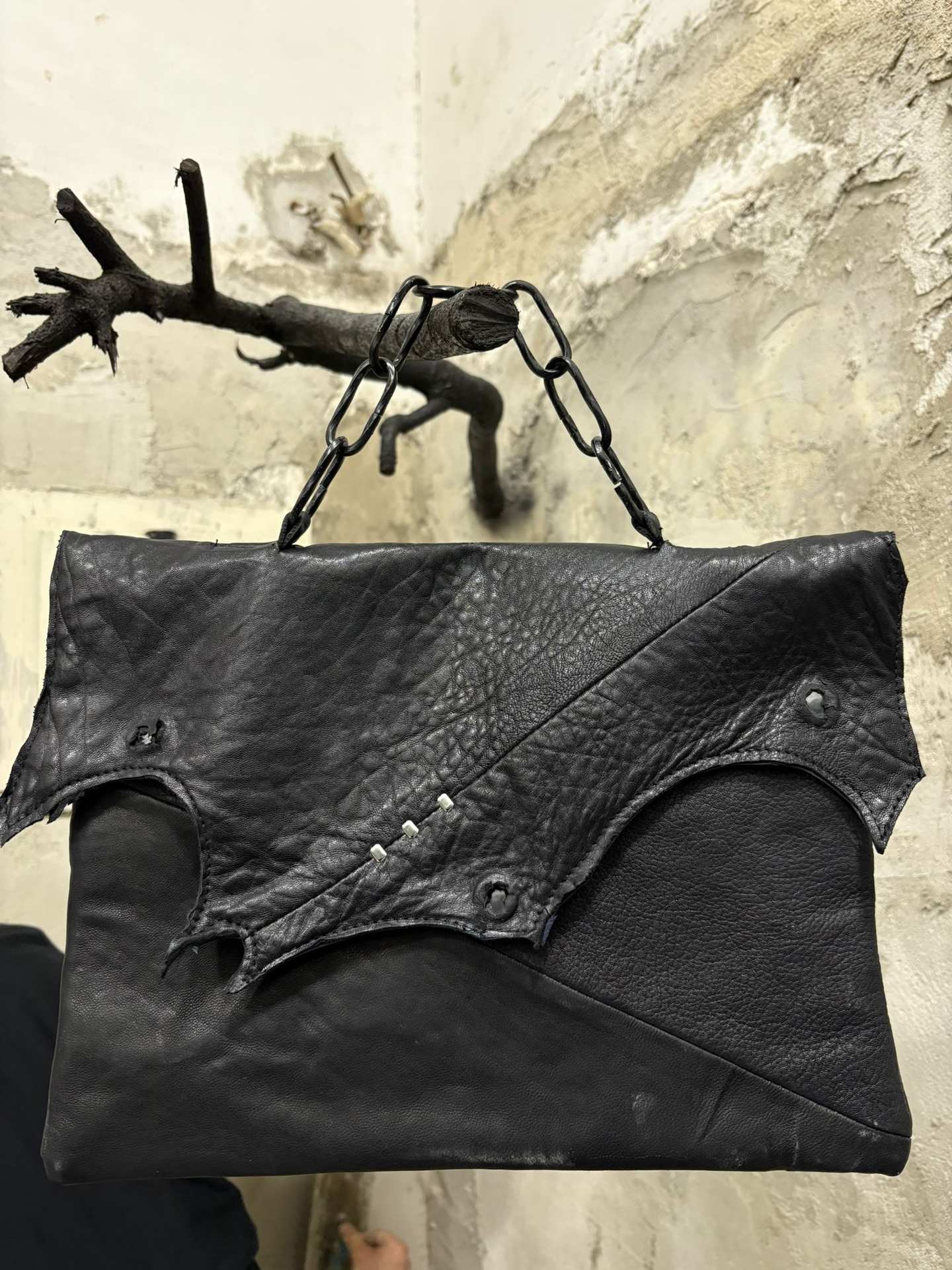 La stessa borsa vista di fronte, con la catena raccolta.