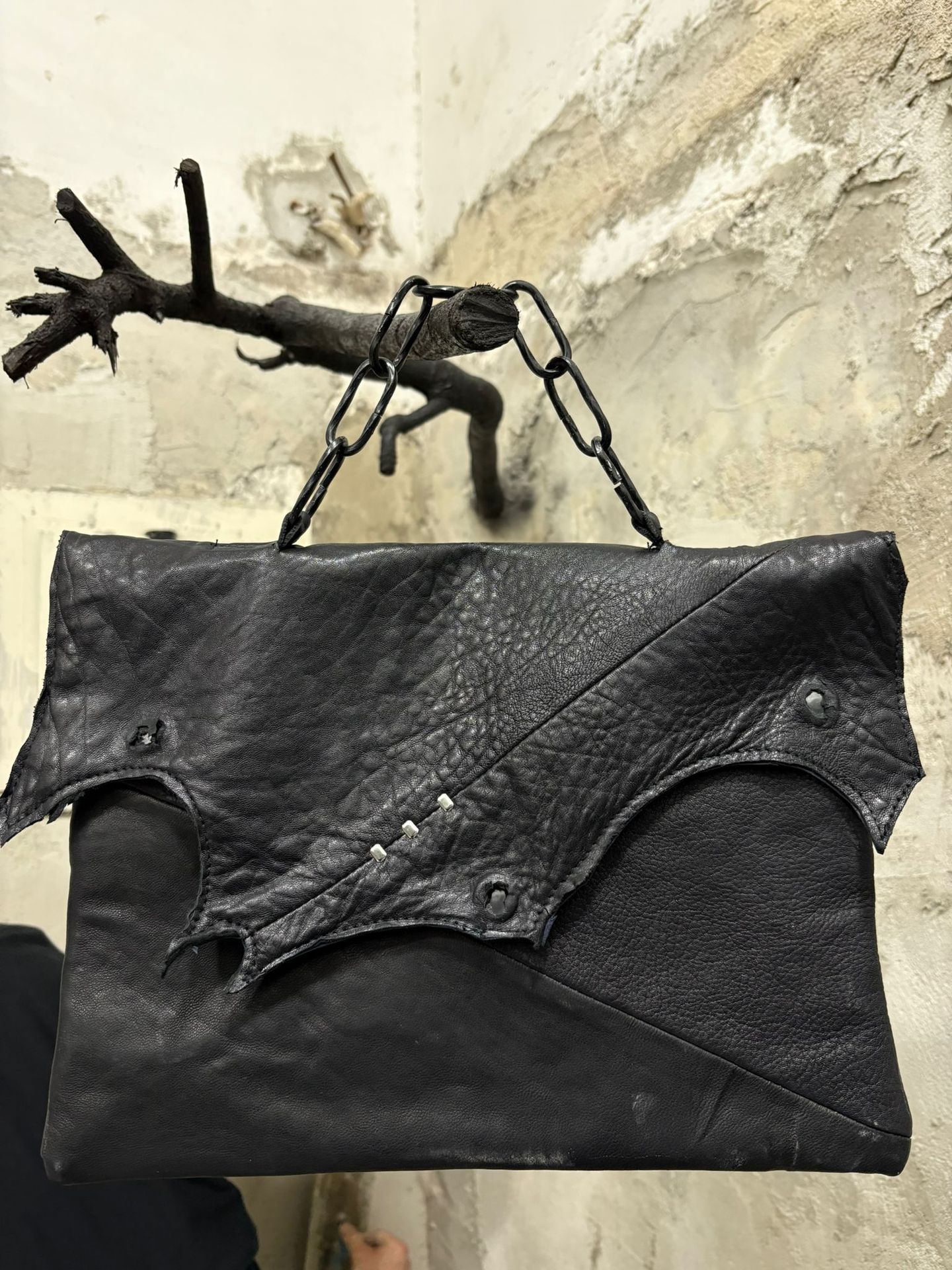 La stessa borsa vista di fronte, con la catena raccolta.