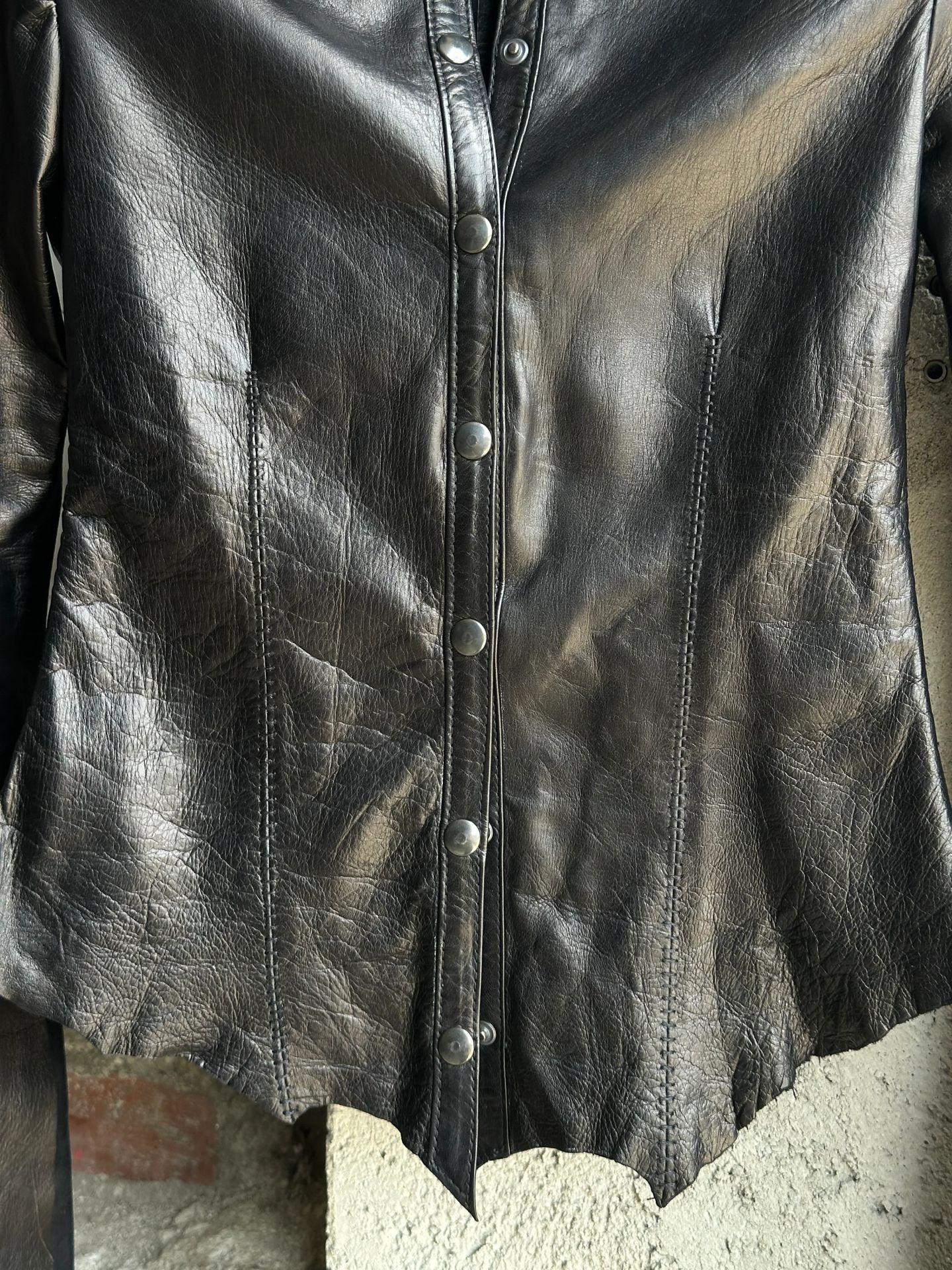 Dettaglio delle cuciture sulle spalle, sul retro della camicia.
