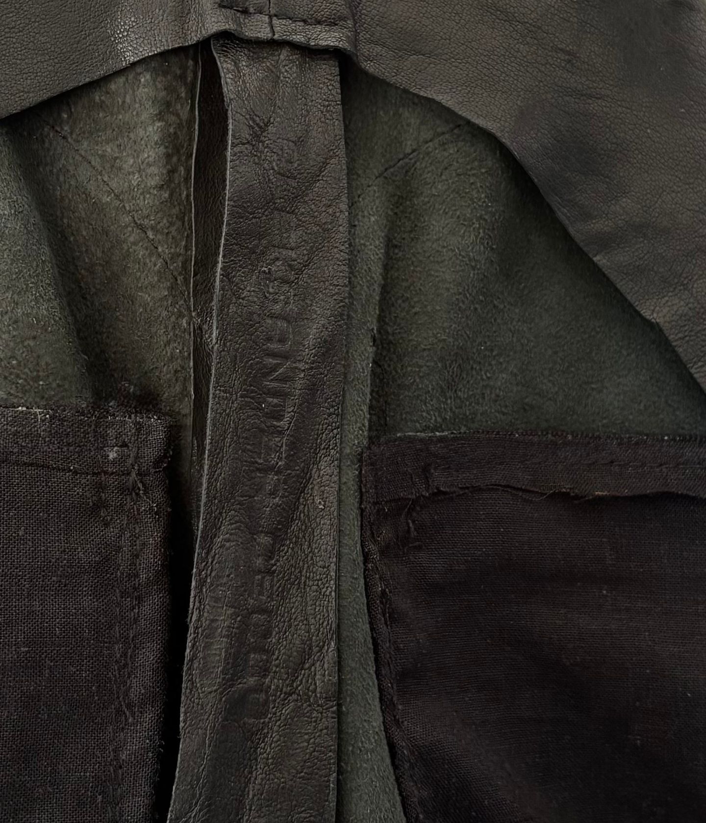 Pannello inserito nella gamba dei pantaloni, con nastro stampato lungo la cucitura.