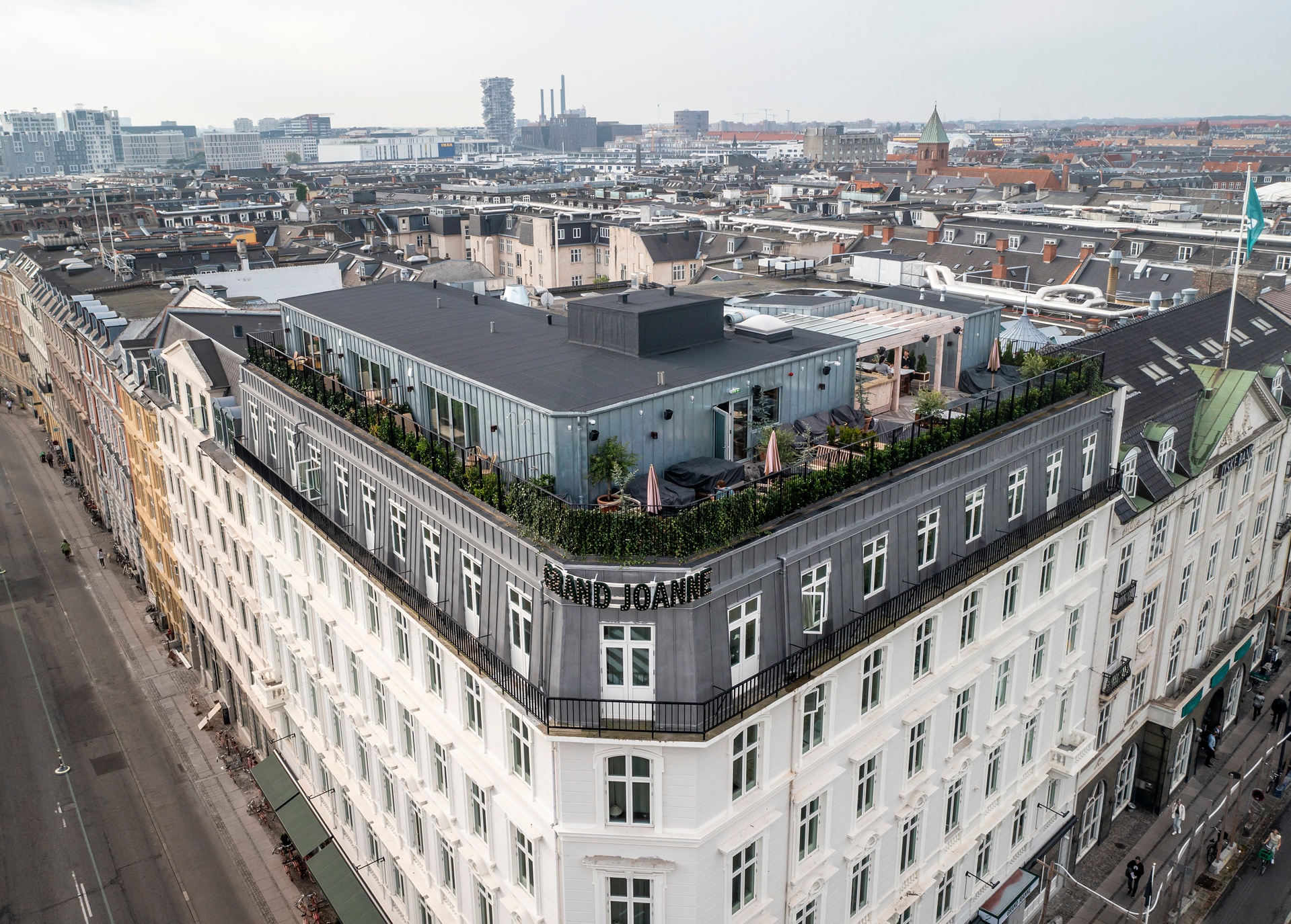 Drönarbild visar takbar på gaveln på Hotell Grand Joanne