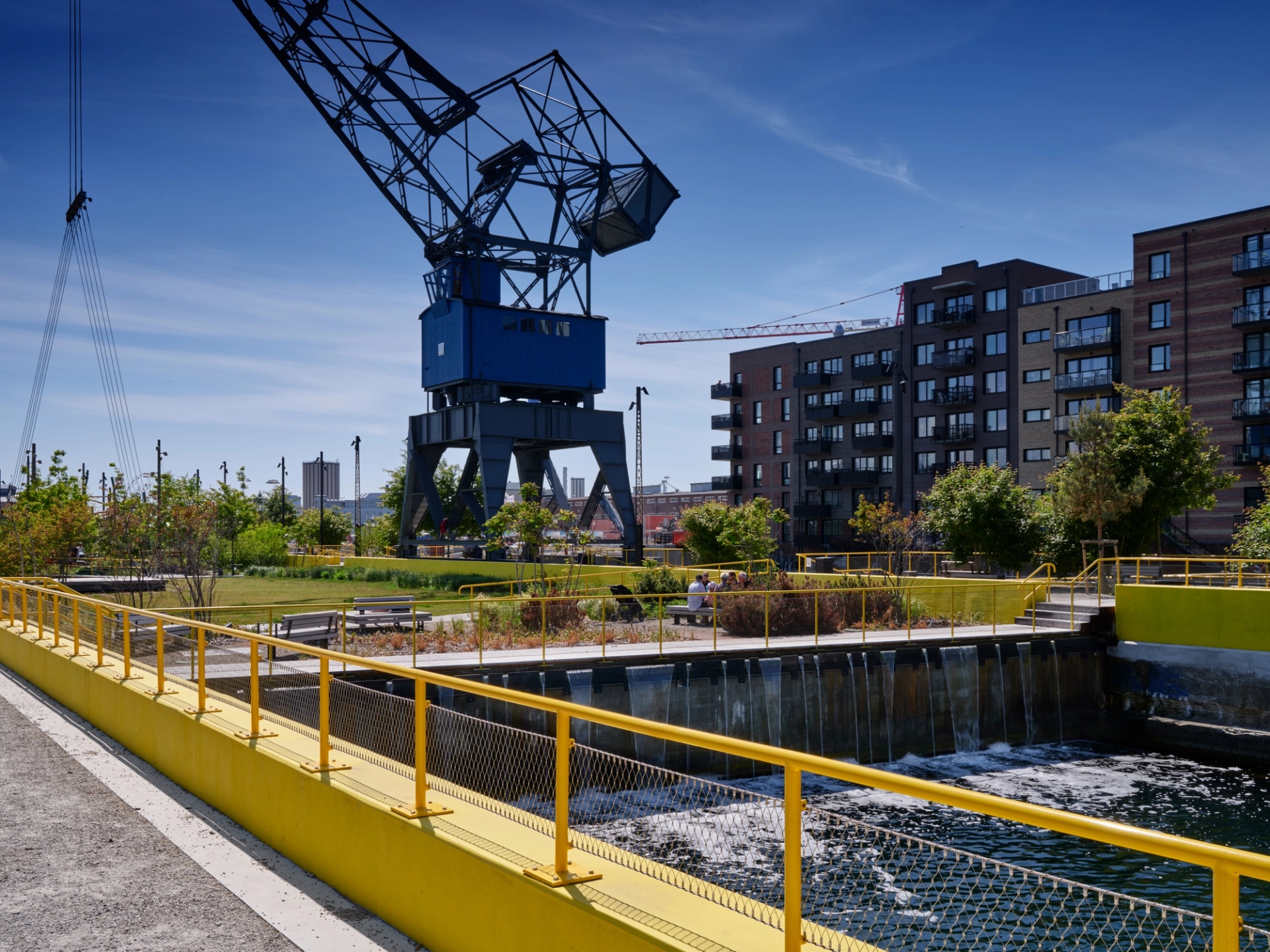 Vattenflöde i Dockanparken i Helsingborg med den gamla kranen i bakgrund