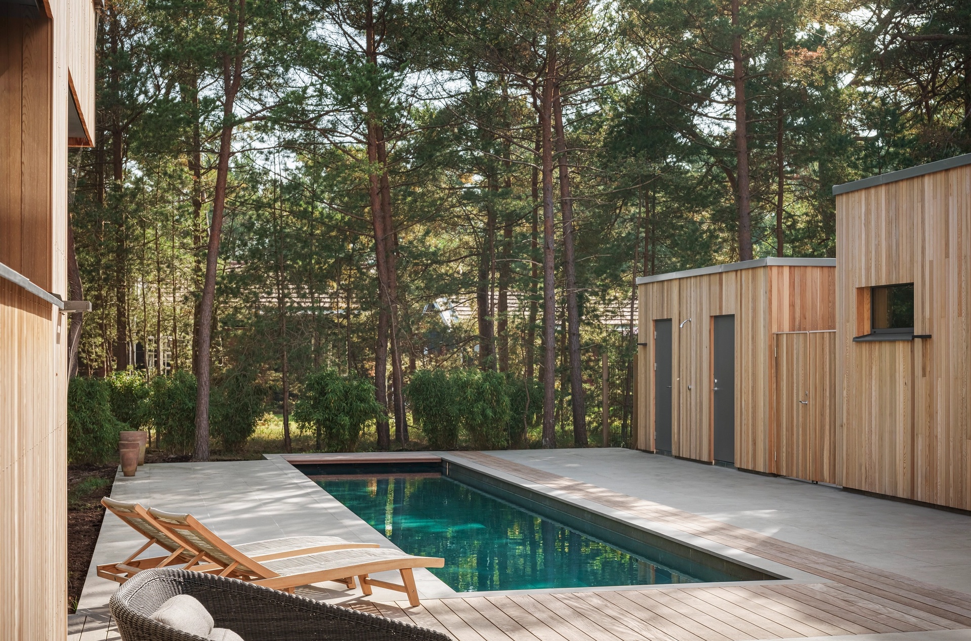Villa J2 exteriör, baksida och pool