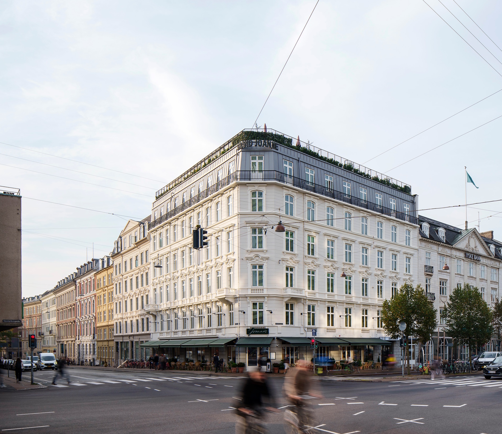 Hörnbyggnaden från gatukorsning, Hotell Grand Joanne