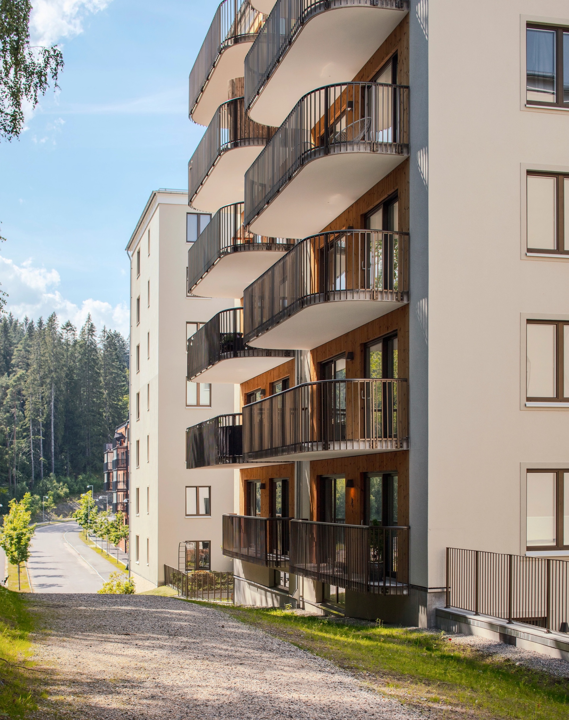 Kasernen 1, Borås. Fasad med balkonger mot skogsområde.