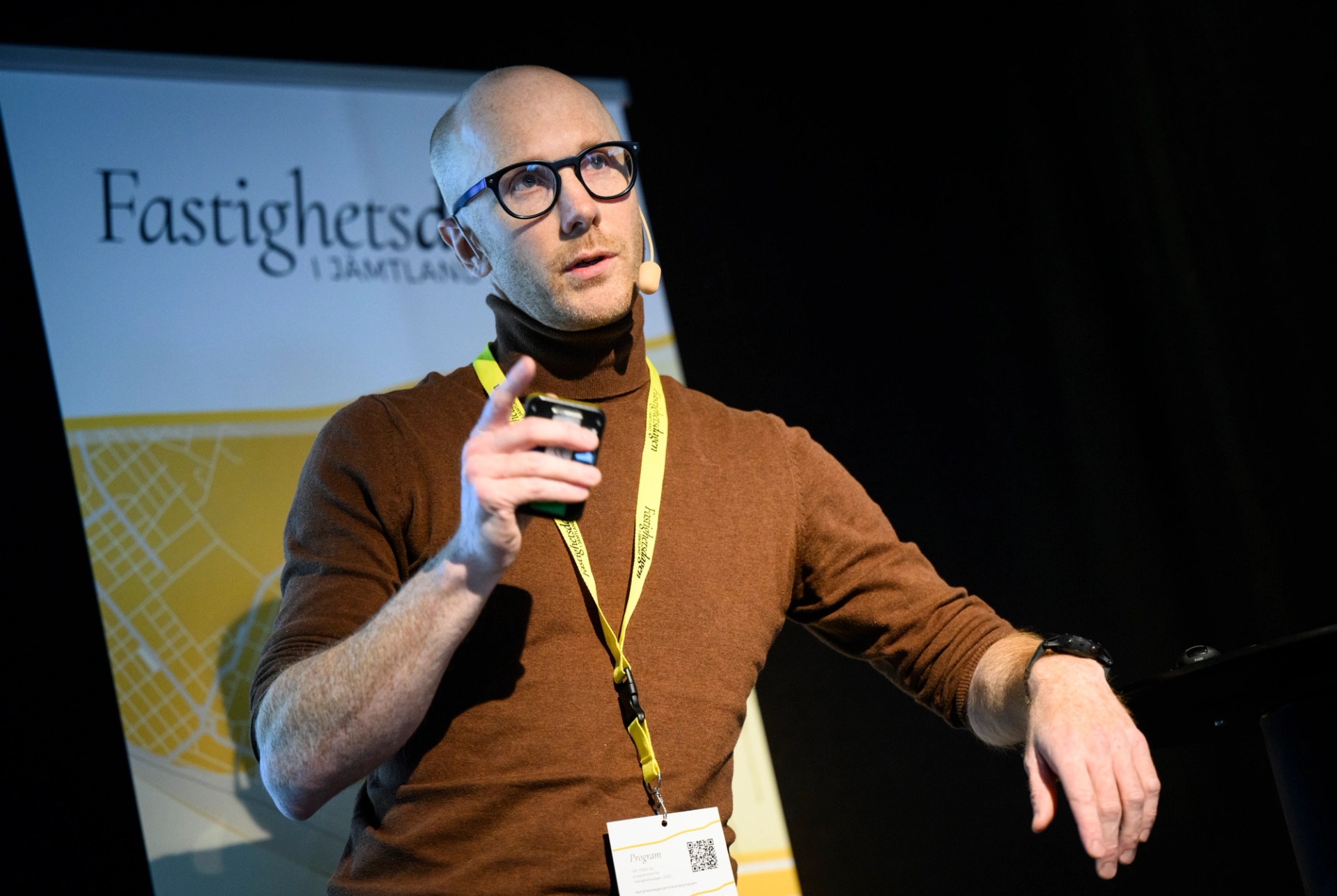 Foto på arkitekten Pontus Orrbacke på scen på Jämtlands fastighetsdag