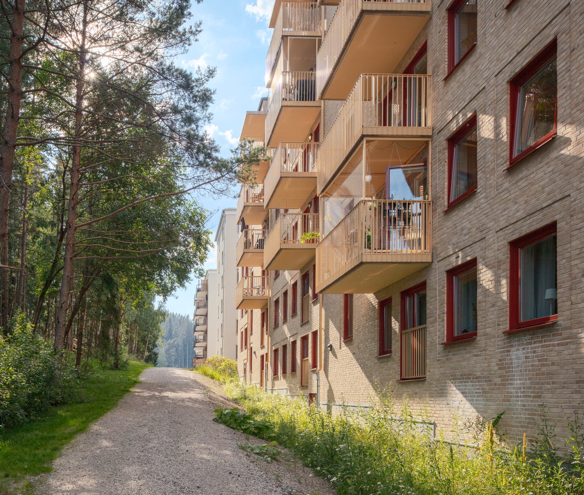 Balkonger mot grusväg och skogsområde, Kasernen 2