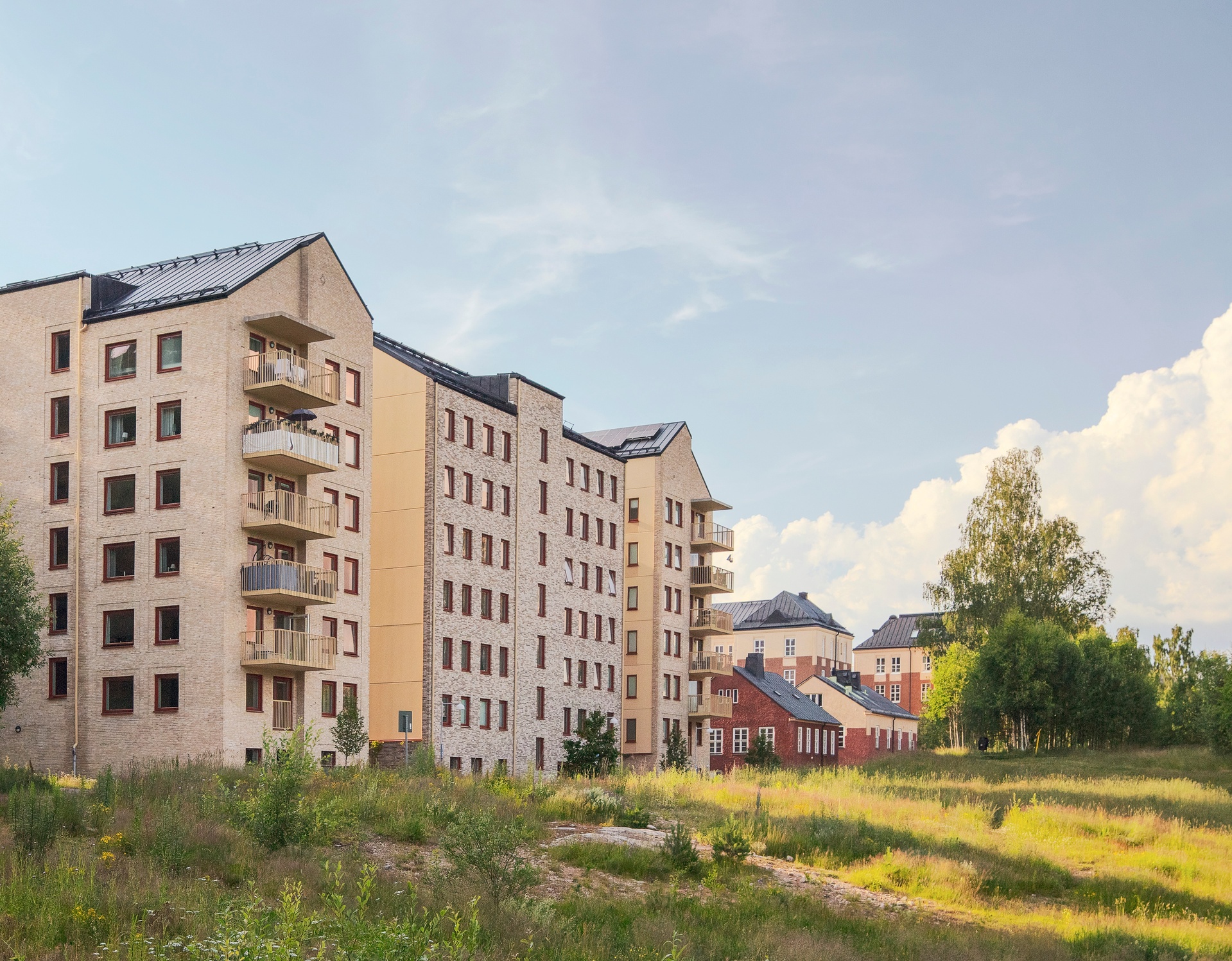 Kasernen 2 i Regementsstaden Borås. Fasad mot grönyta.