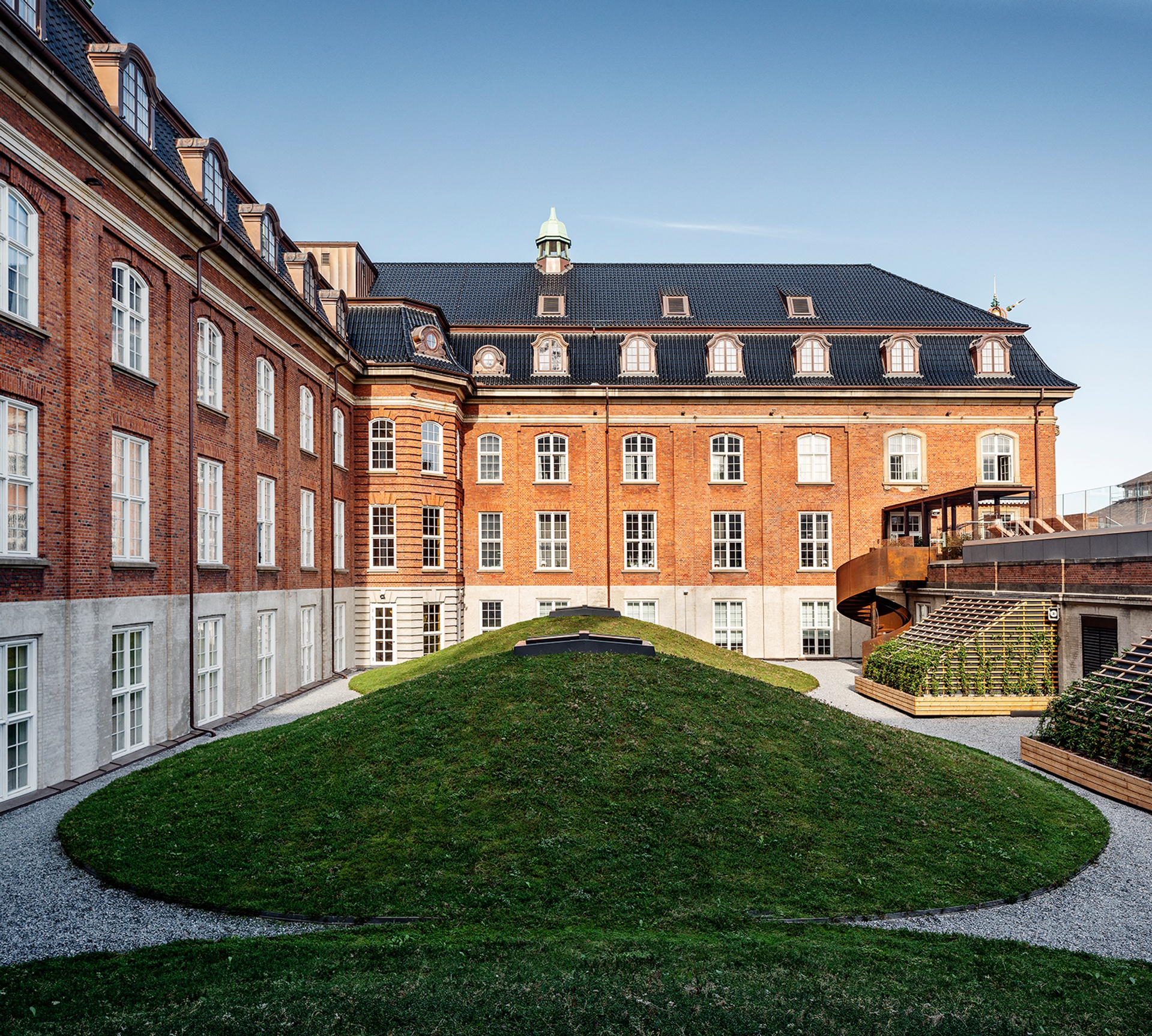 gård med tre gräskullar Villa Copenhagen