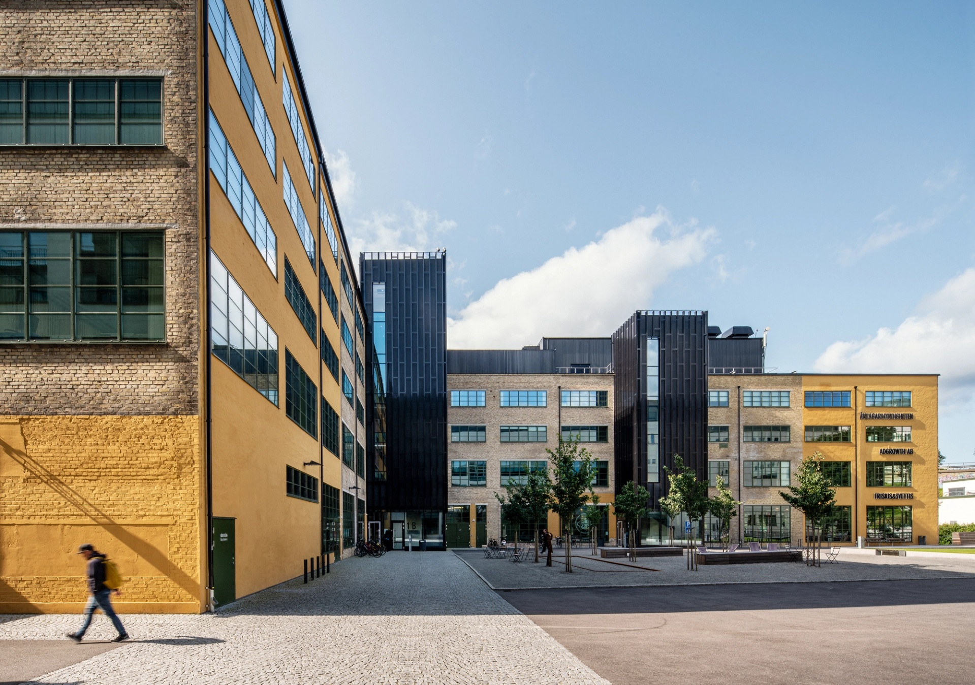 Exteriör bild visar transformationen av Simonsland i Borås. Nya fasader på gamla industribyggnader.