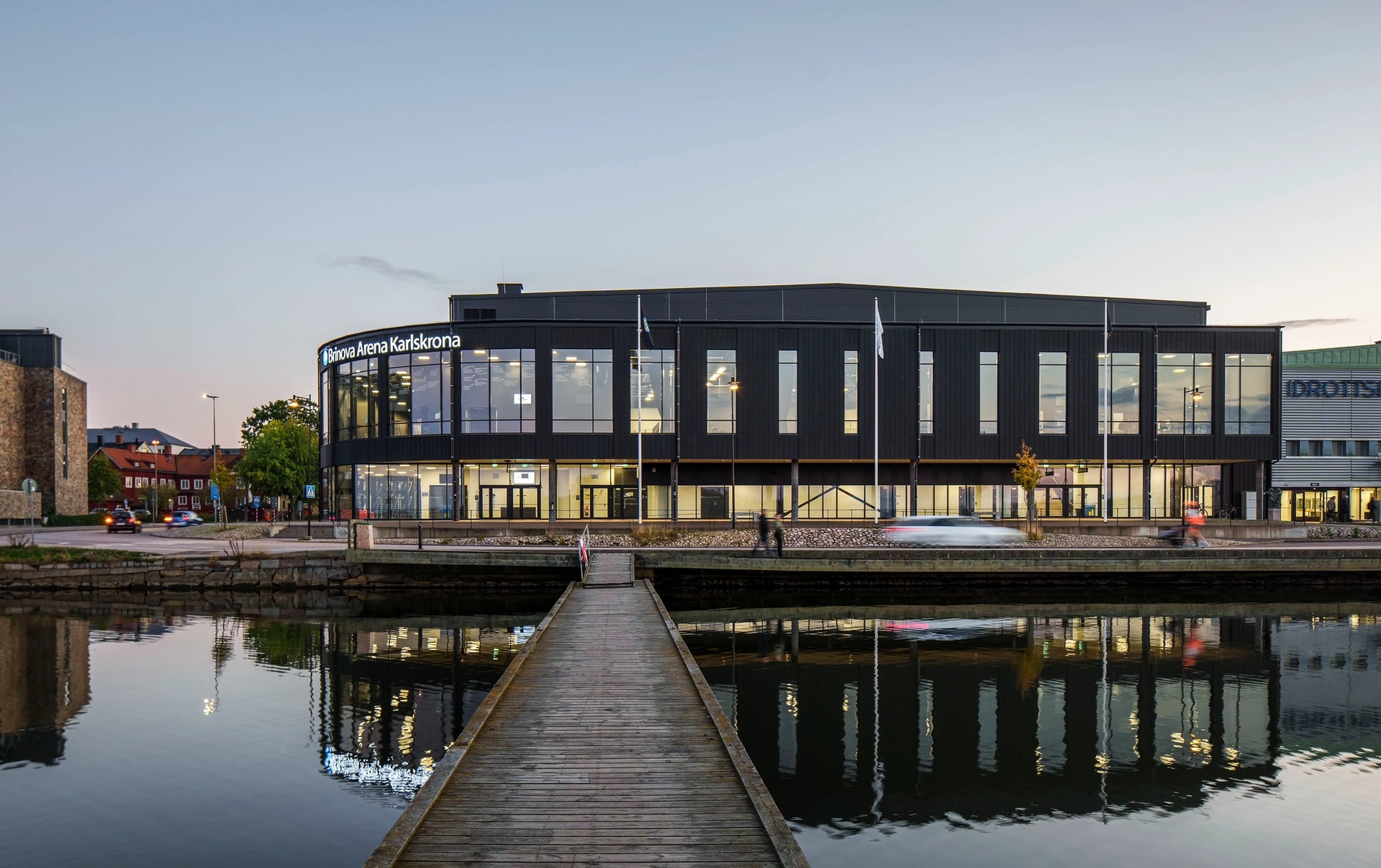Brinova Arena Karlskrona. Exteriör från bryggan.