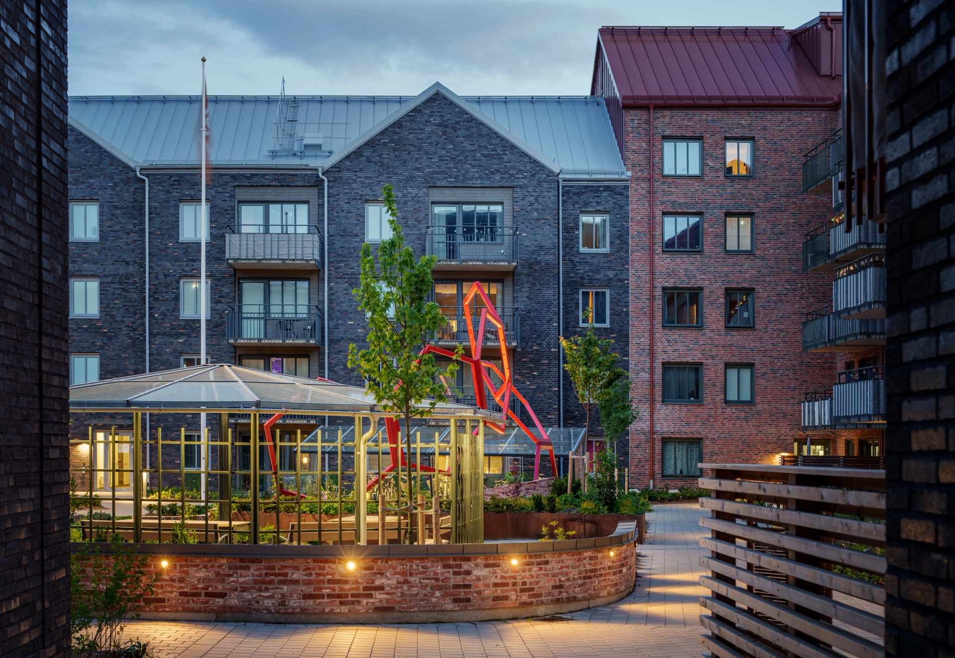 Belyst innergård på Lundgrens trädgårdar